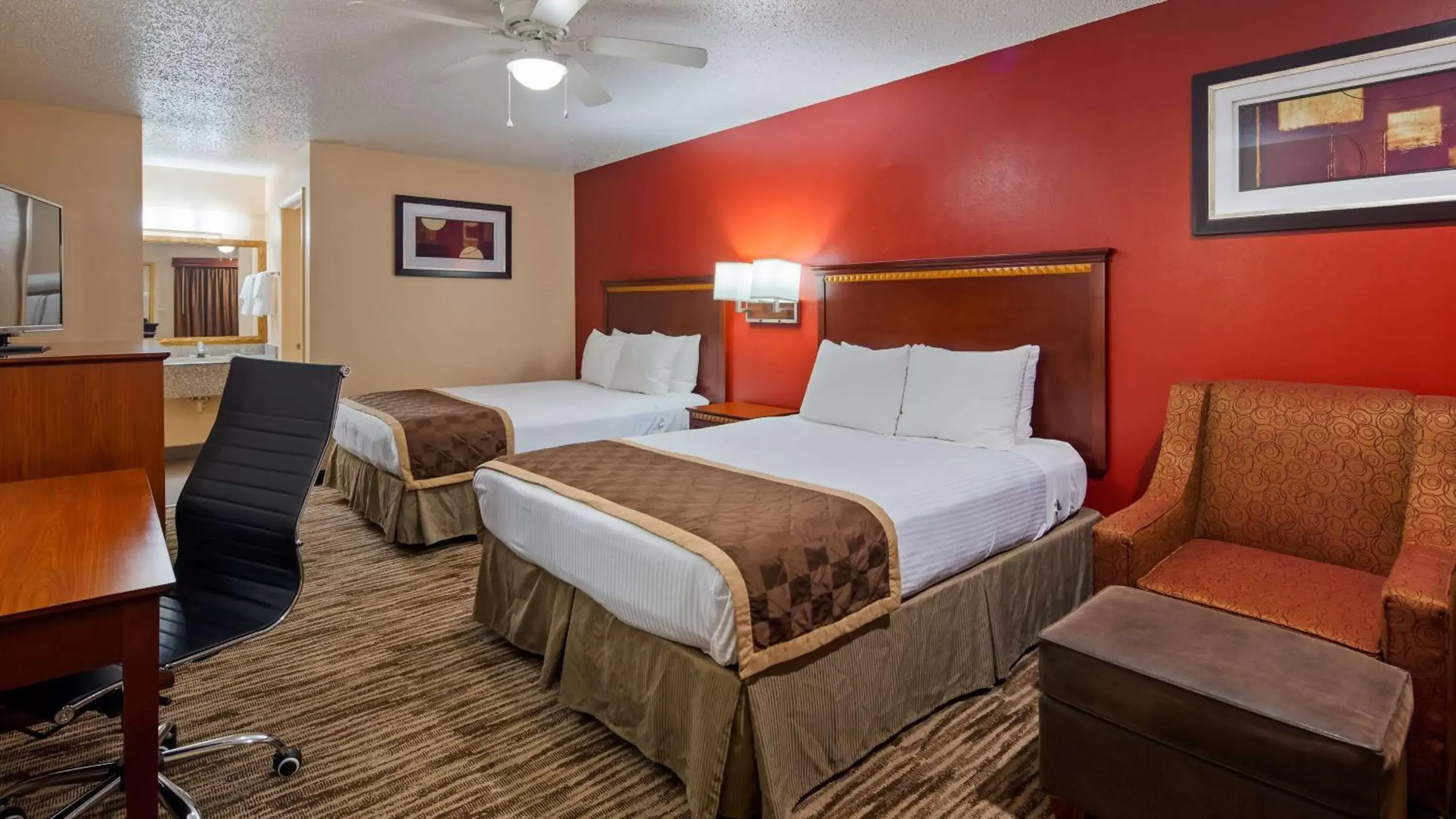 Photo of the whole room, Bed in Best Western Executive Inn