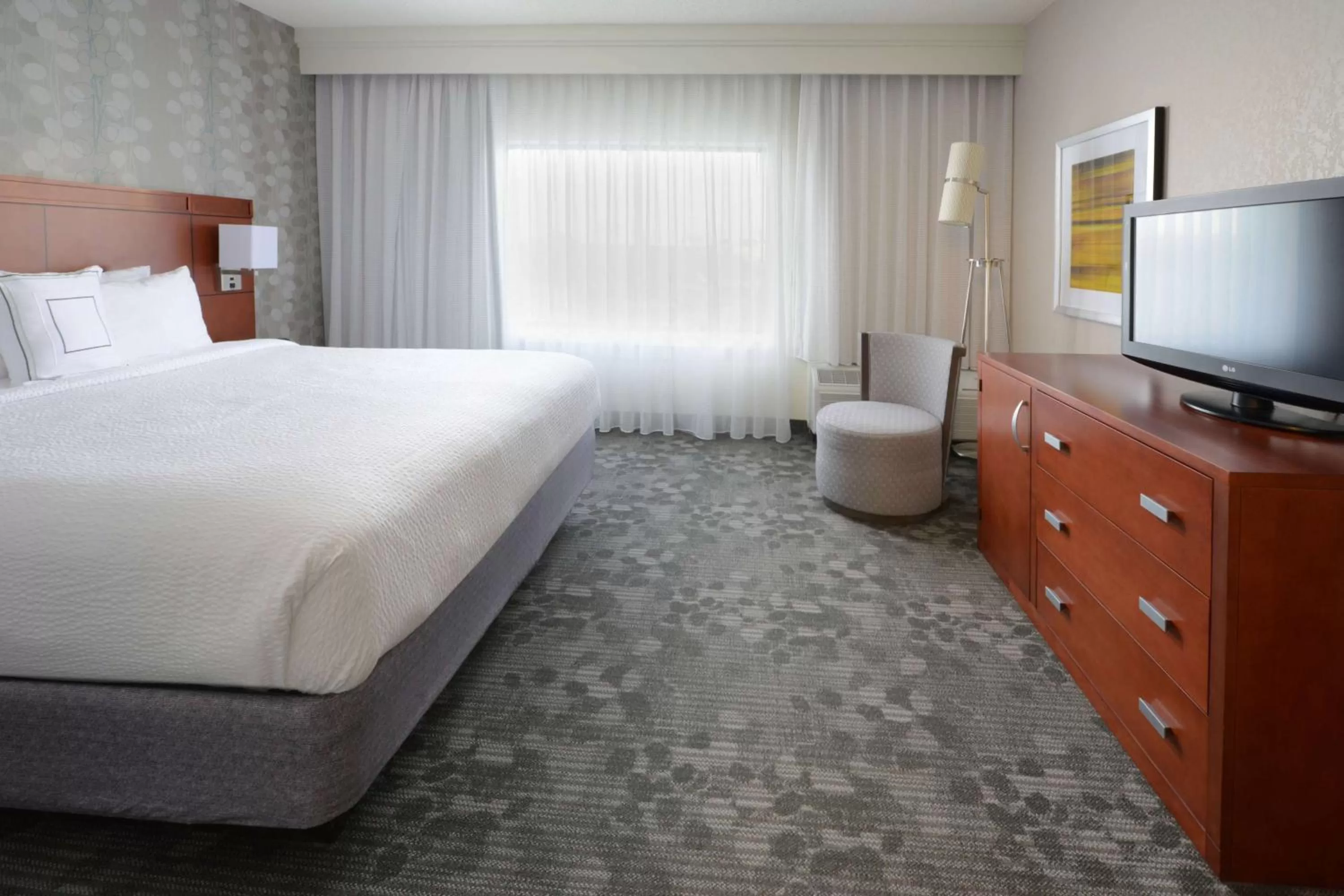 Bed in Sonesta Select Dallas Central Expressway