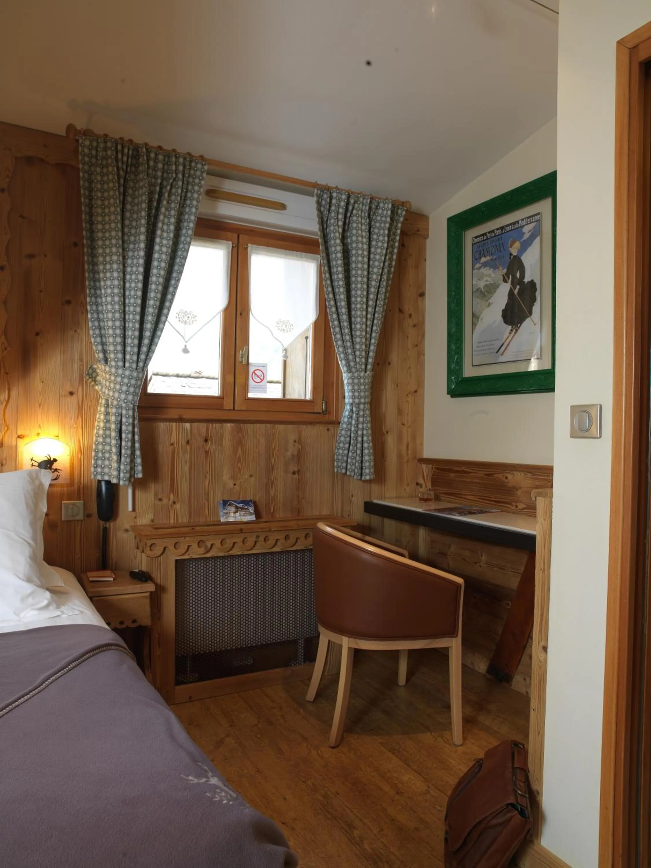 Photo of the whole room, Bed in Auberge du Manoir