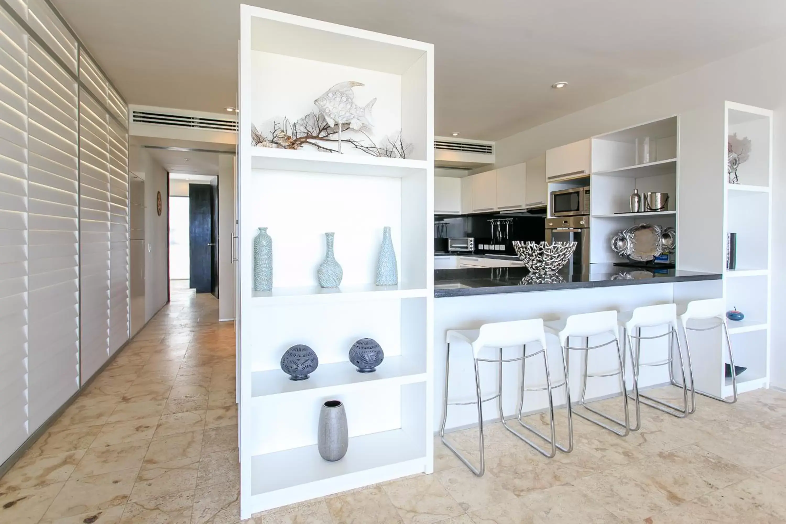 Dining area, Lounge/Bar in Magia Beachside Condo