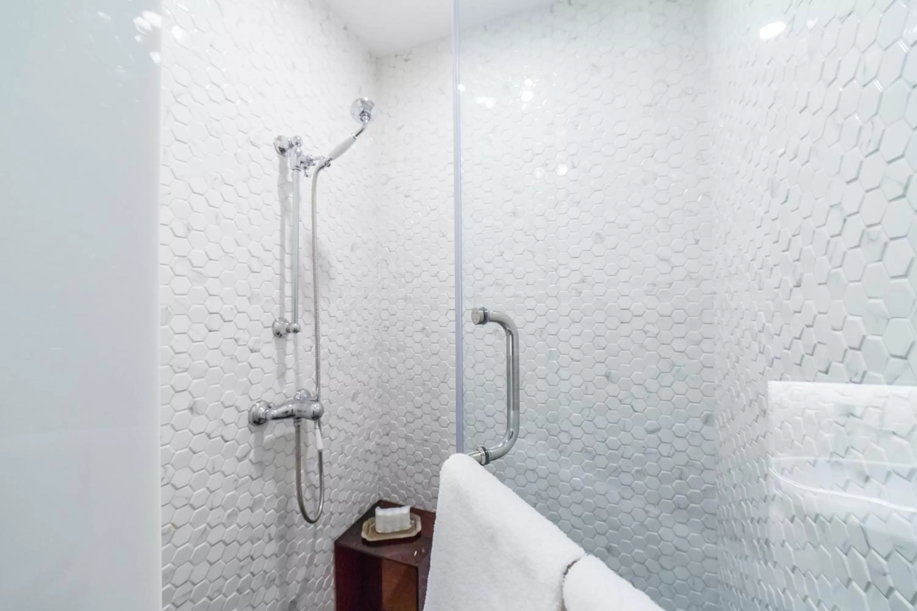 Bed in Tung Nam Lou Art Hotel