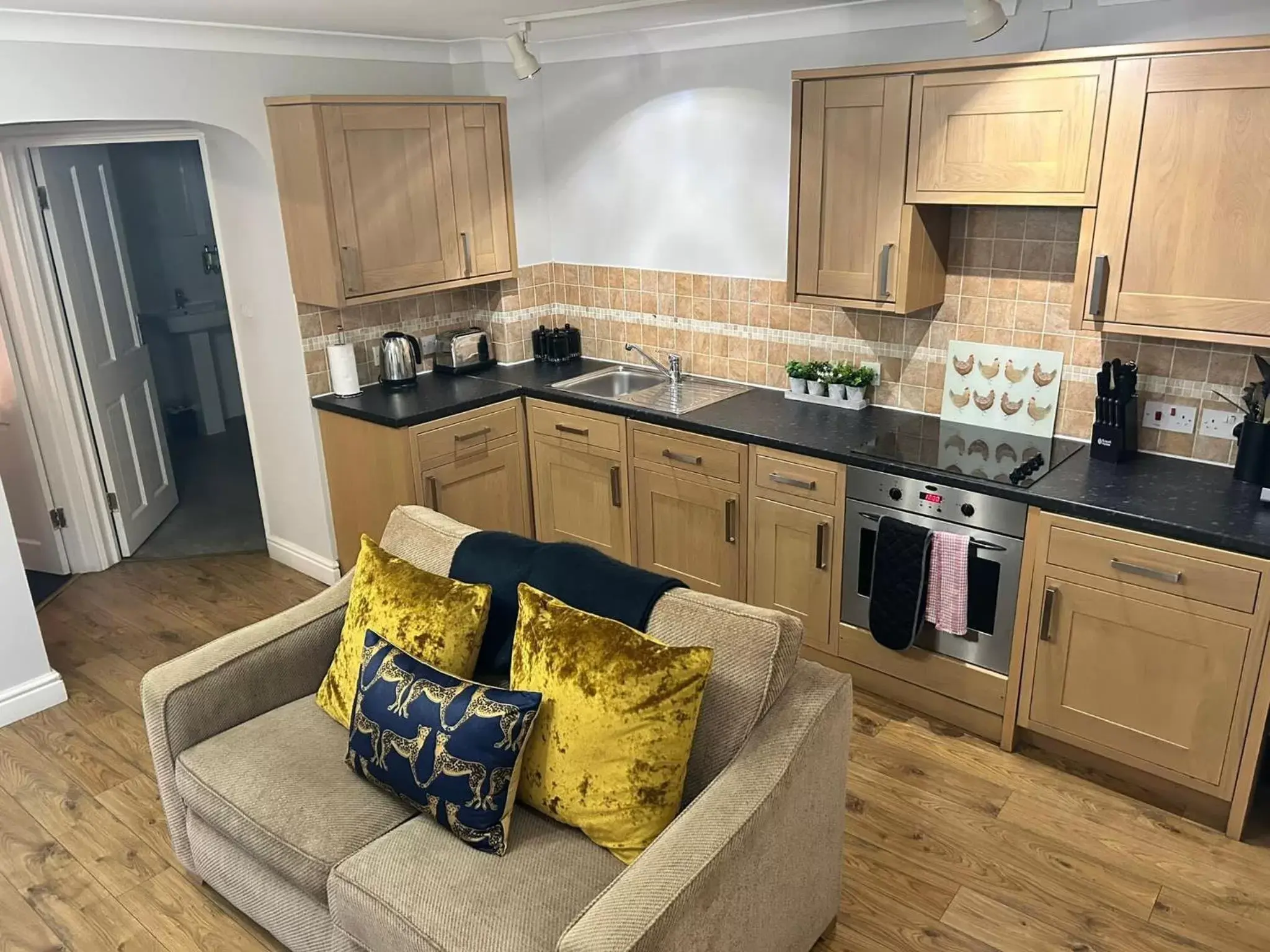 Seating area, Kitchen/Kitchenette in Goodramgate Apartments