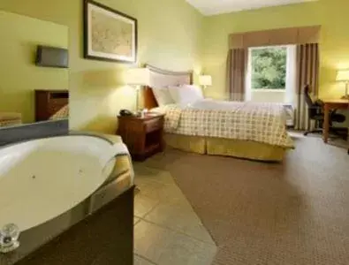 Bedroom, Bed in Days Inn & Suites by Wyndham Swainsboro Bedroom, Bed in Days Inn & Suites by Wyndham Swainsboro