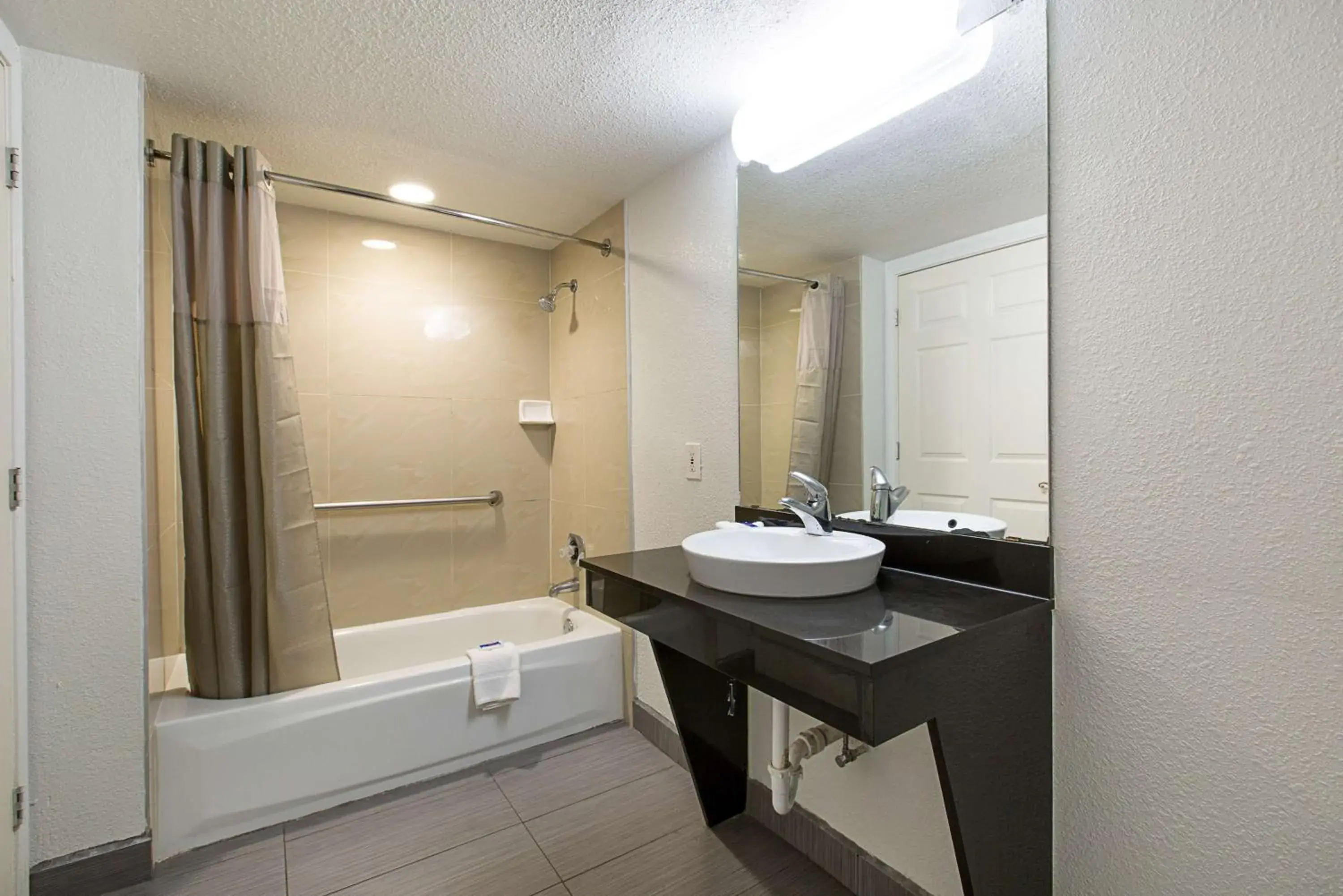 Shower, Bathroom in Motel 6-Dallas, TX - Market Center