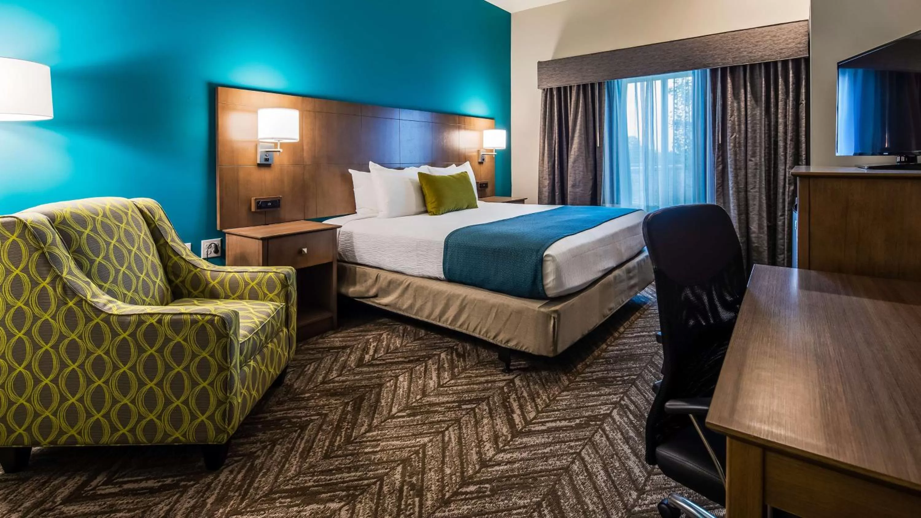 King Room with Mobility Accessible Tub and Sofa Bed in Best Western Plus Bolivar Hotel & Suites