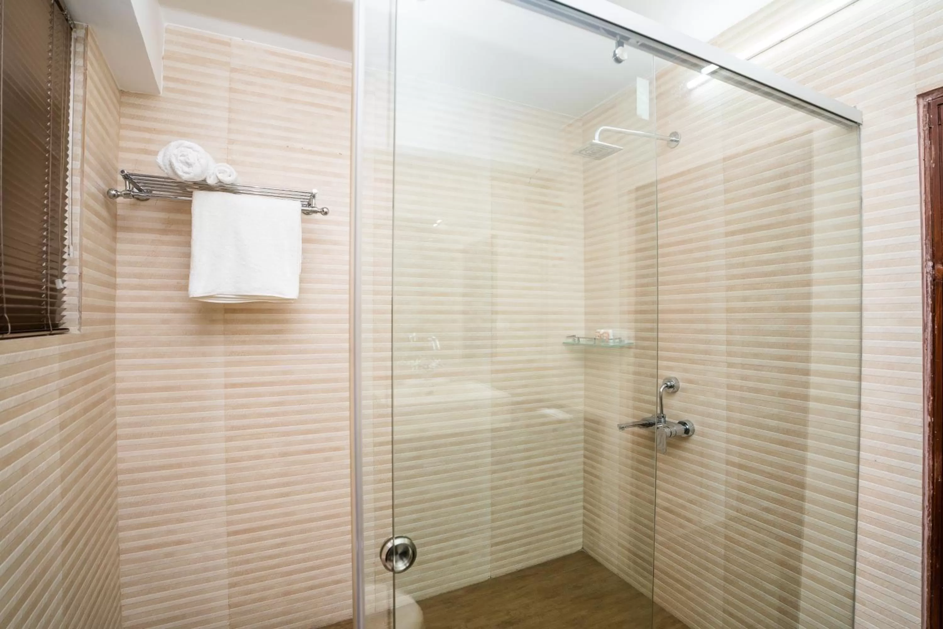 Shower, Bathroom in East Land Bed & Breakfast