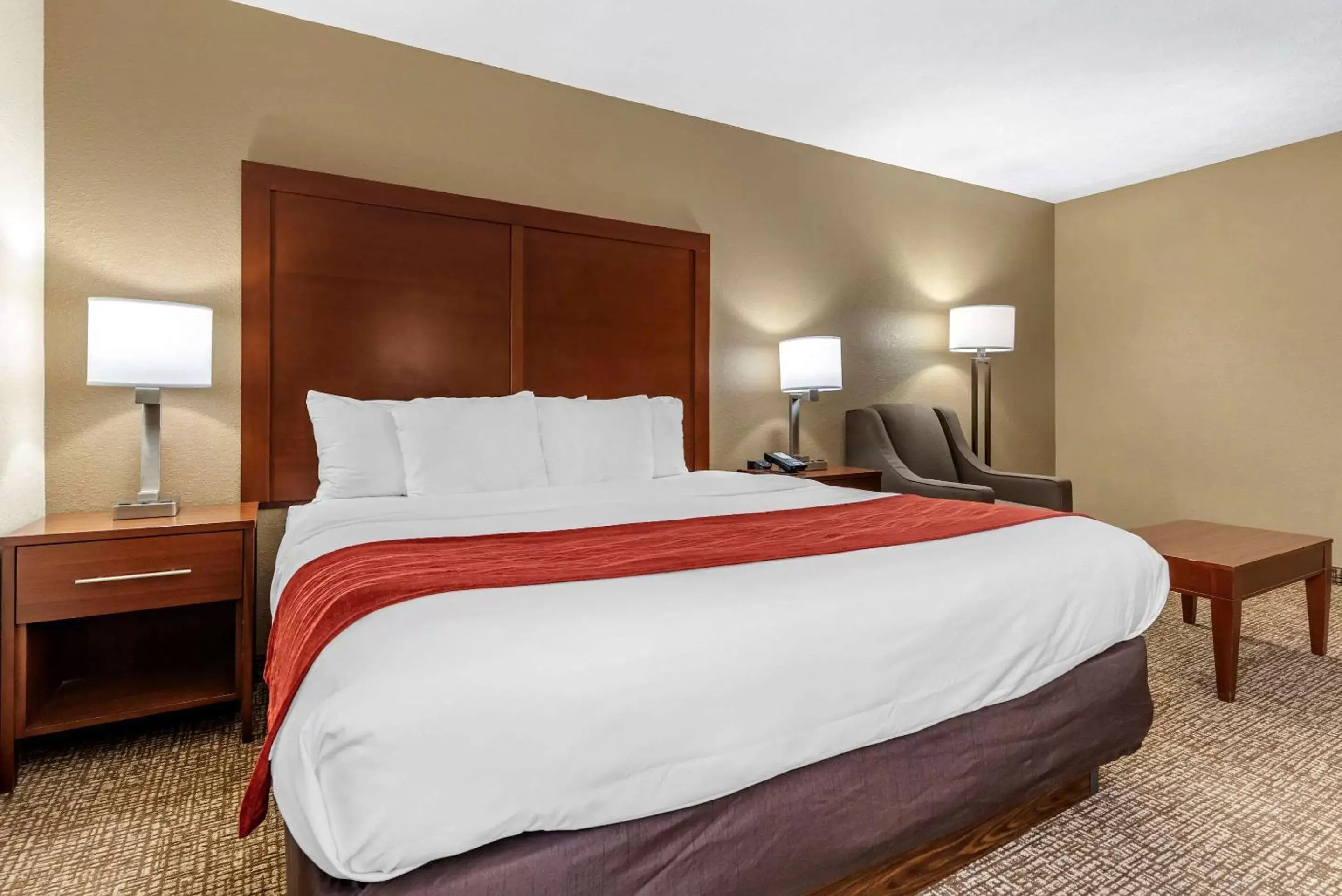Bed in Comfort Inn & Suites Cincinnati Eastgate