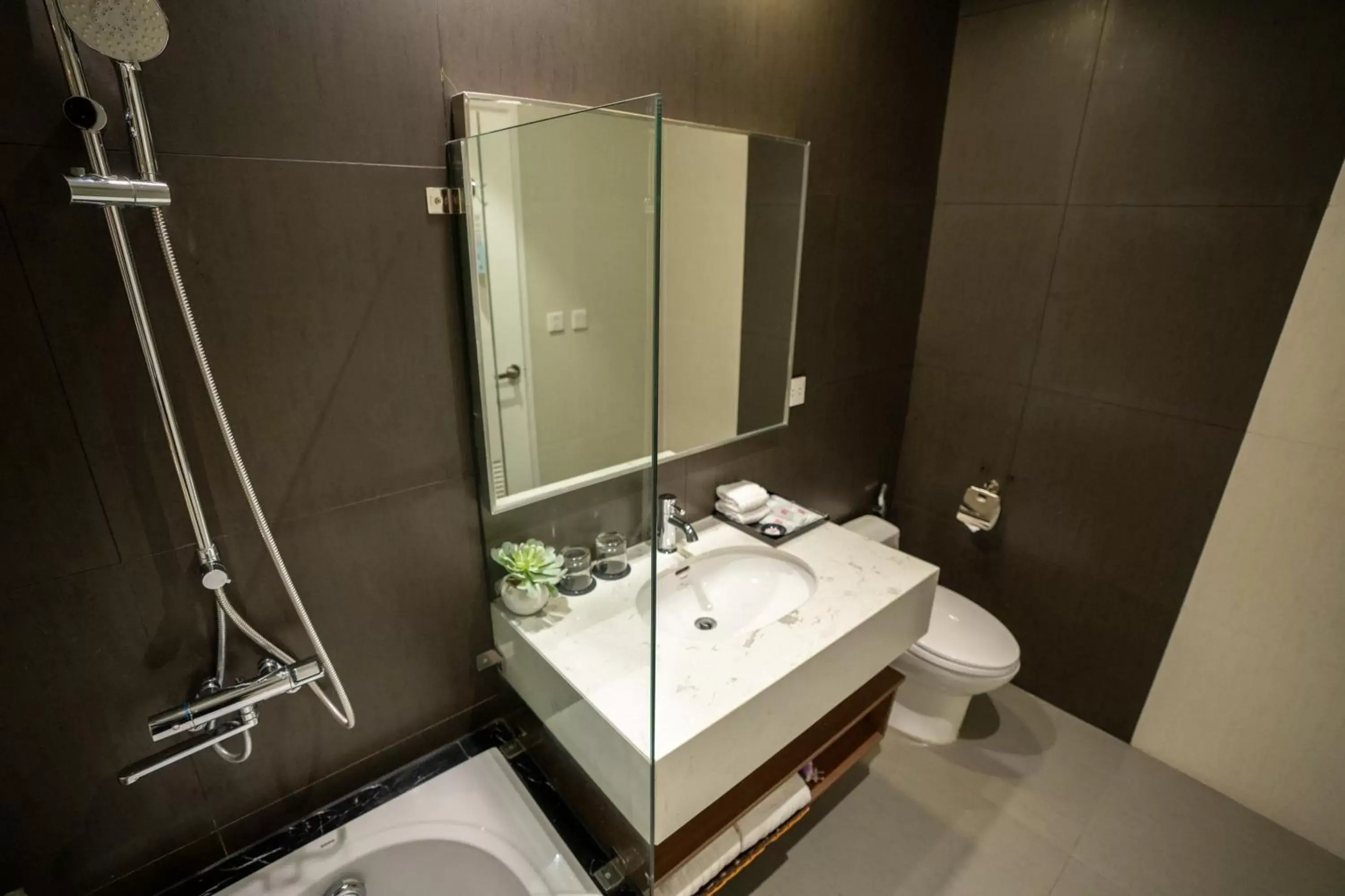 Bathroom in My Way Hotel & Residence Ha Noi