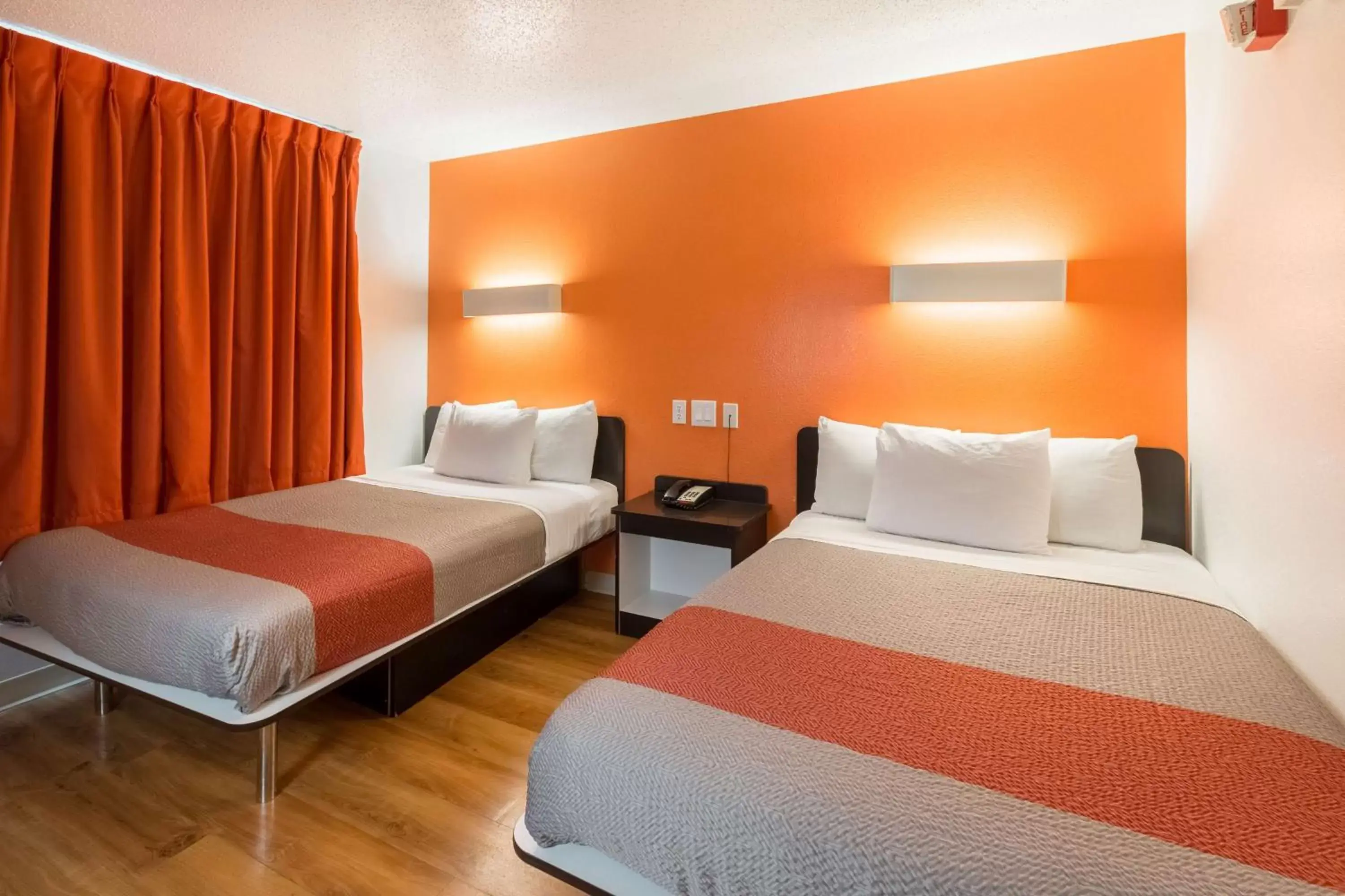 Photo of the whole room, Bed in Motel 6-Irving, TX - DFW Airport North