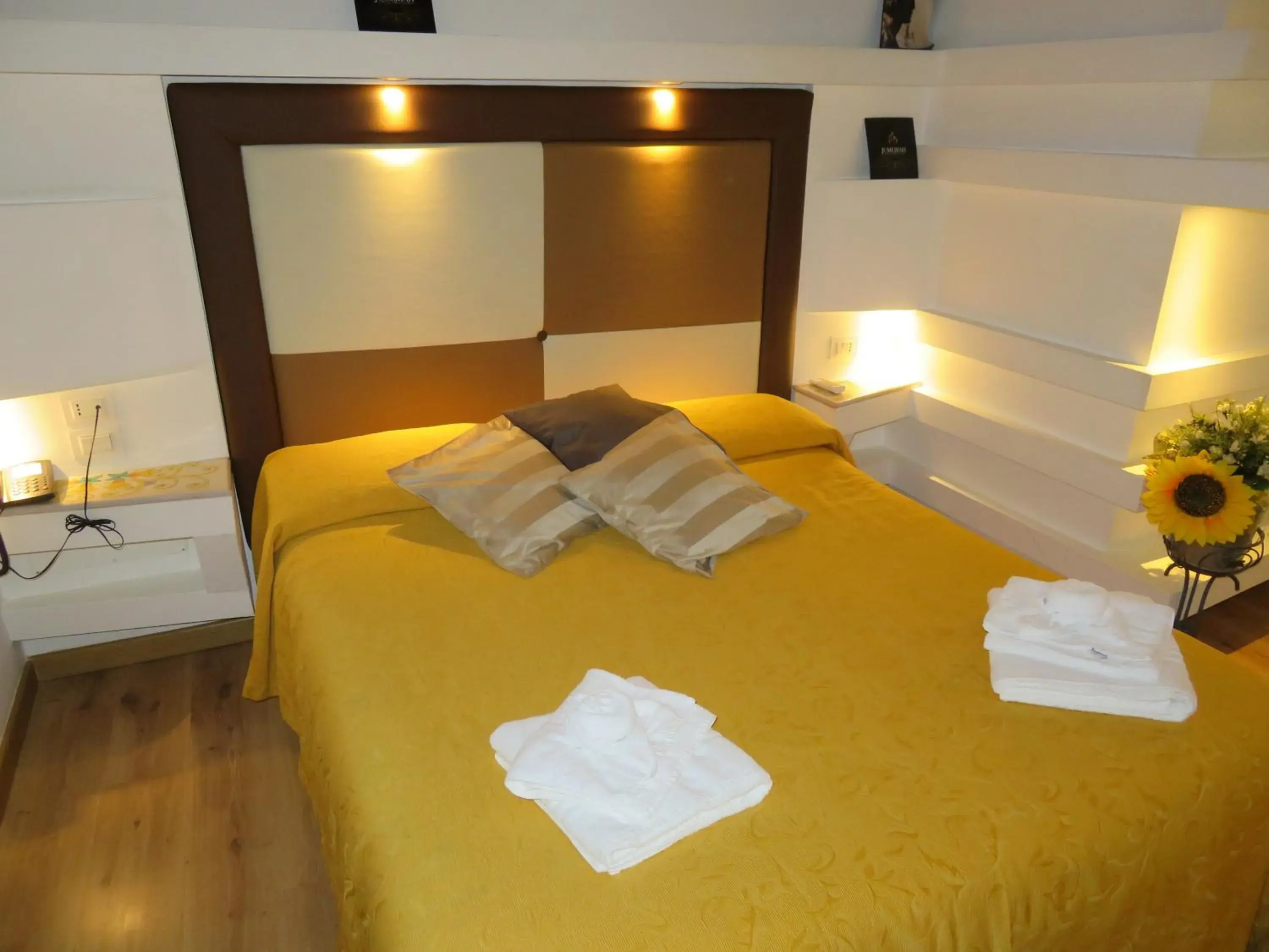 Shower, Bed in Albergo Del Centro Storico