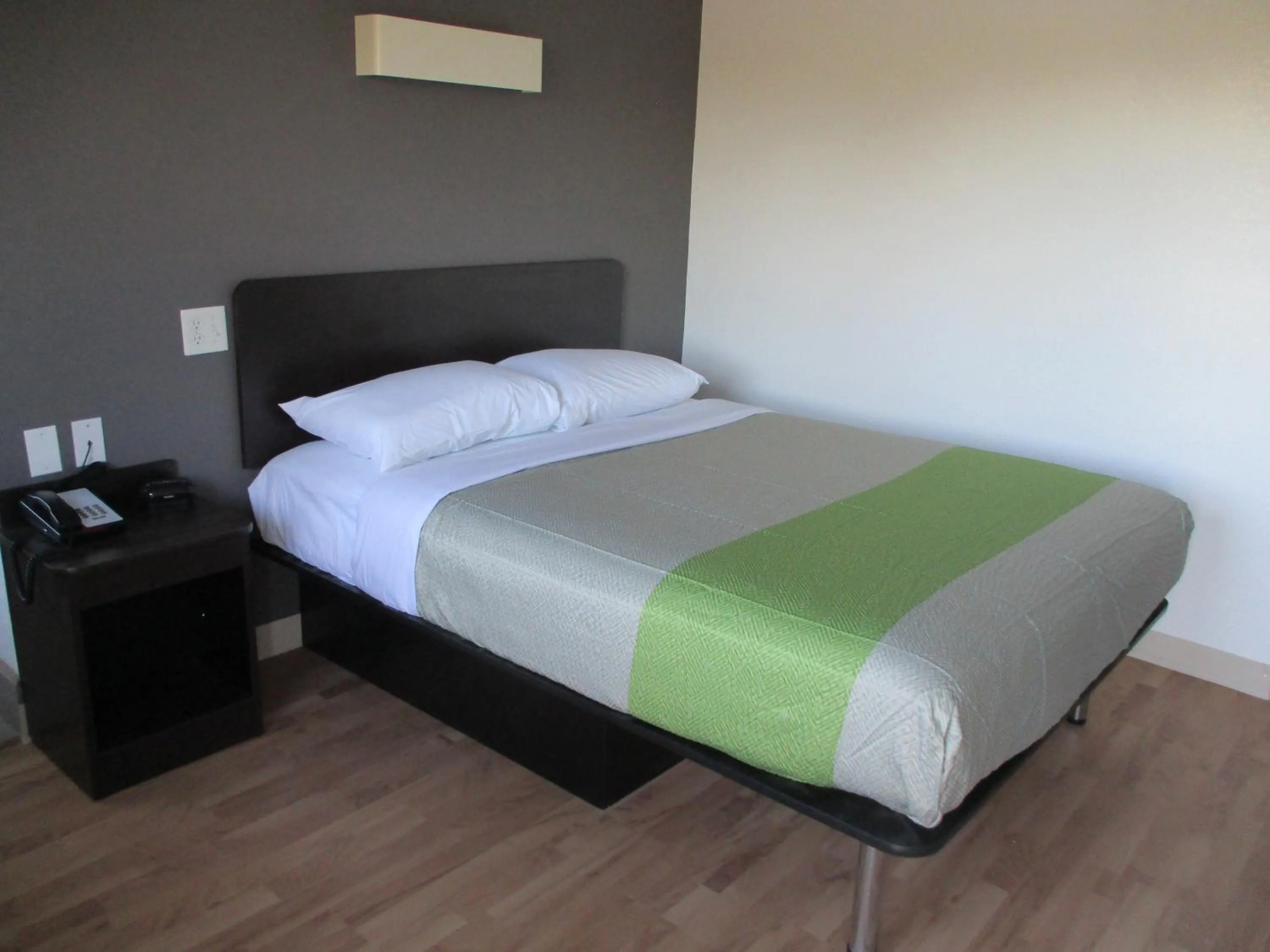 Bedroom, Bed in Studio 6-Monroe, LA - Hwy 165