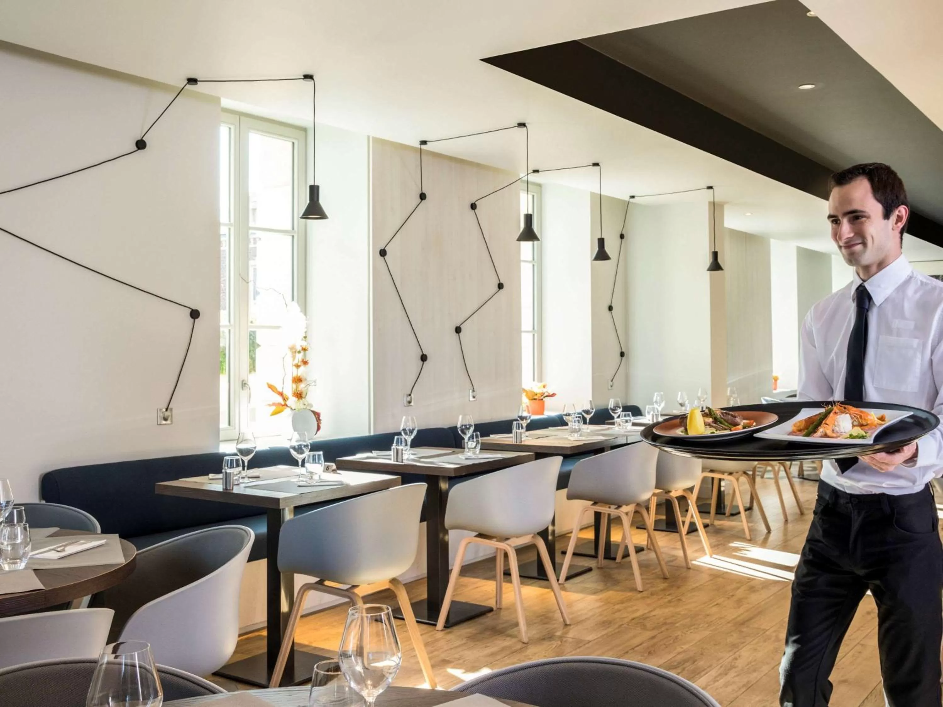 Restaurant/places to eat in Mercure Beauvais Centre Cathédrale