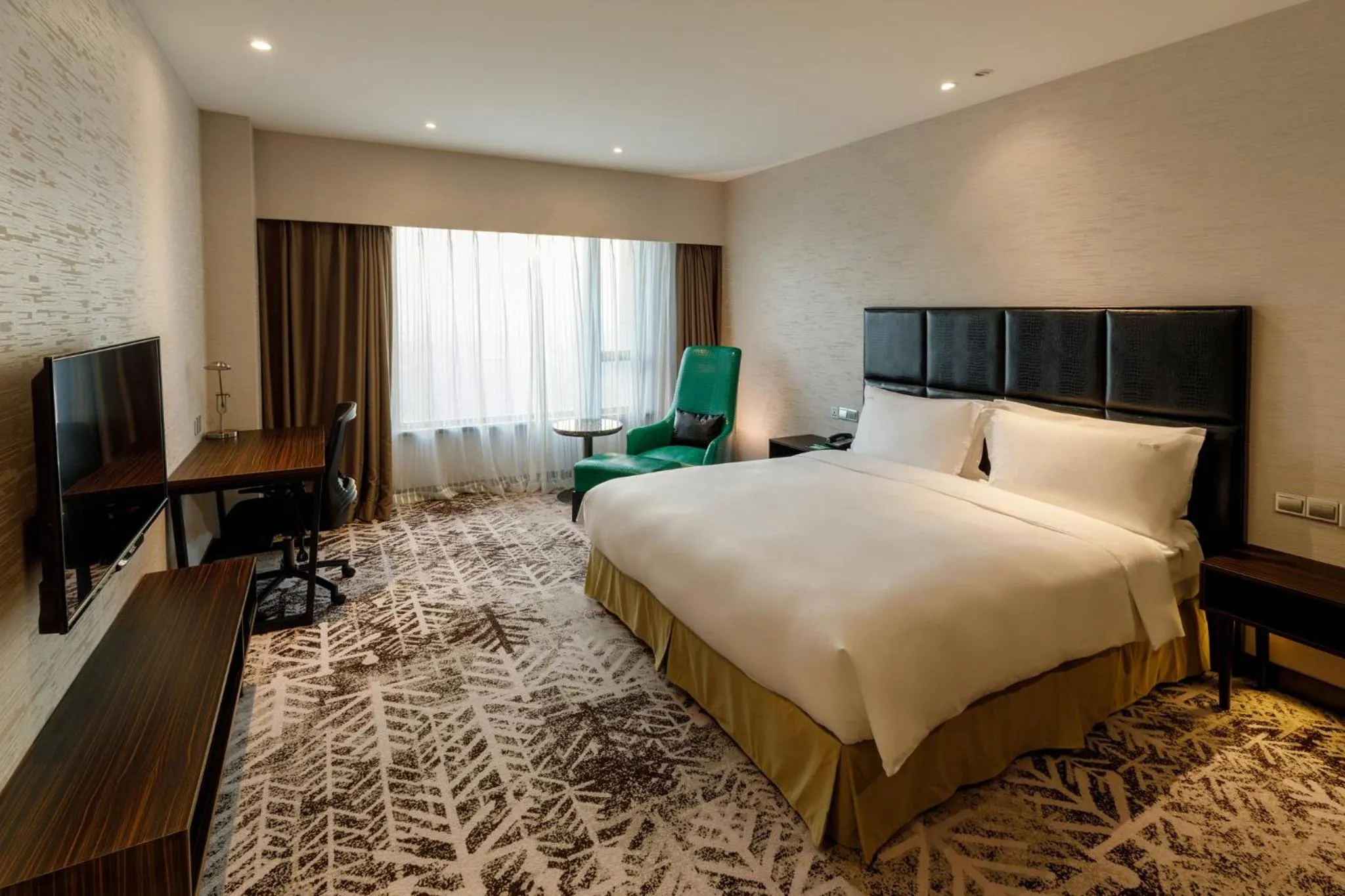 Photo of the whole room, Bed in Crowne Plaza Shanghai Jinshan by IHG