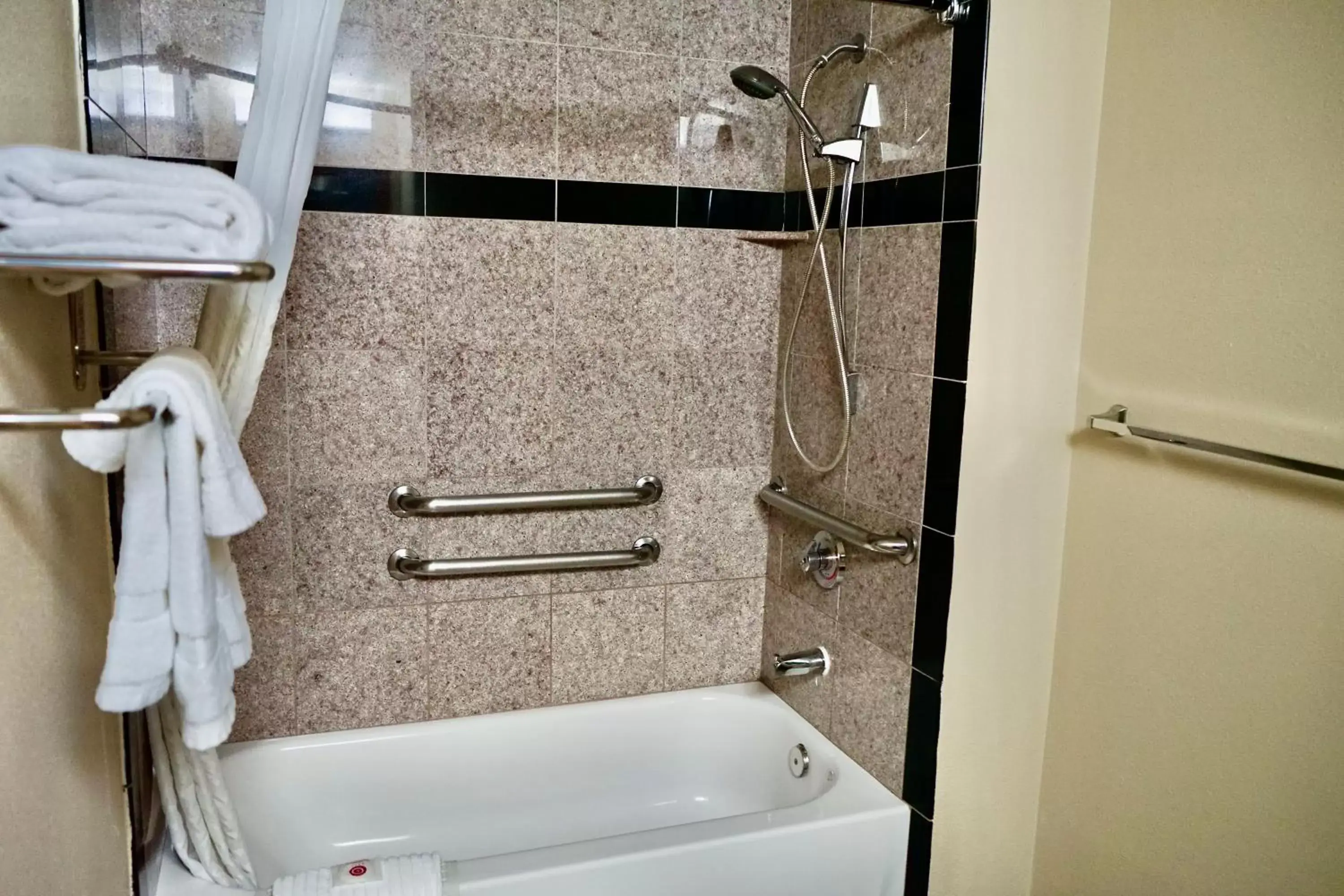 Bathroom in Comfort Suites Victorville-Hesperia