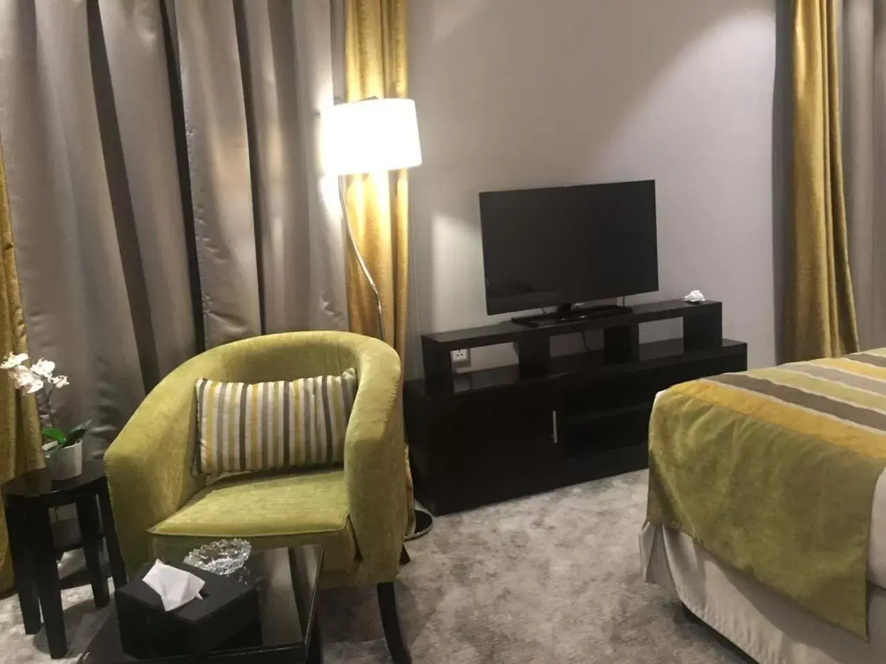 Food and drinks, TV/Entertainment Center in Best Western Plus Fursan