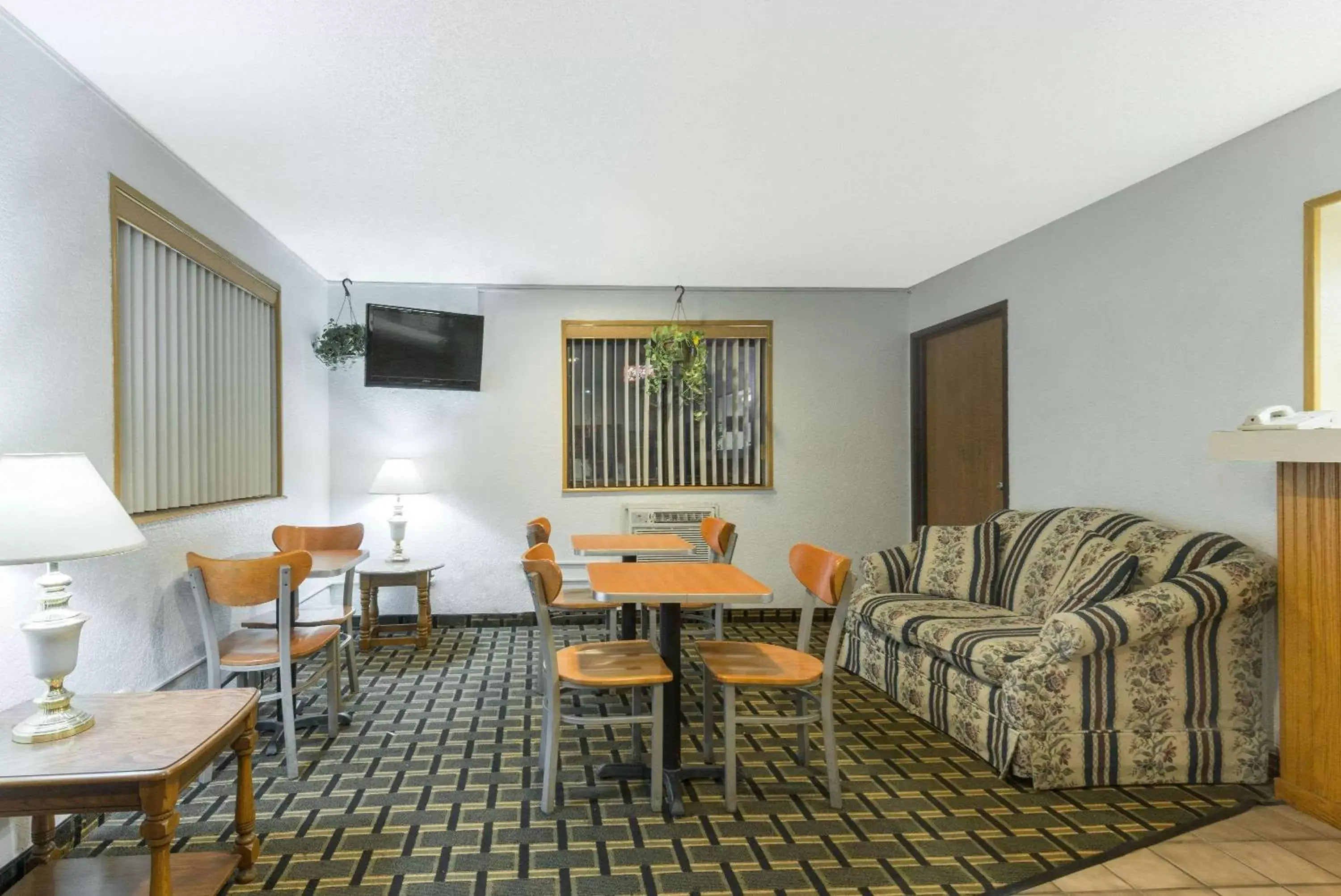 Lobby or reception, Seating Area in Super 8 by Wyndham Twinsburg/Cleveland Area