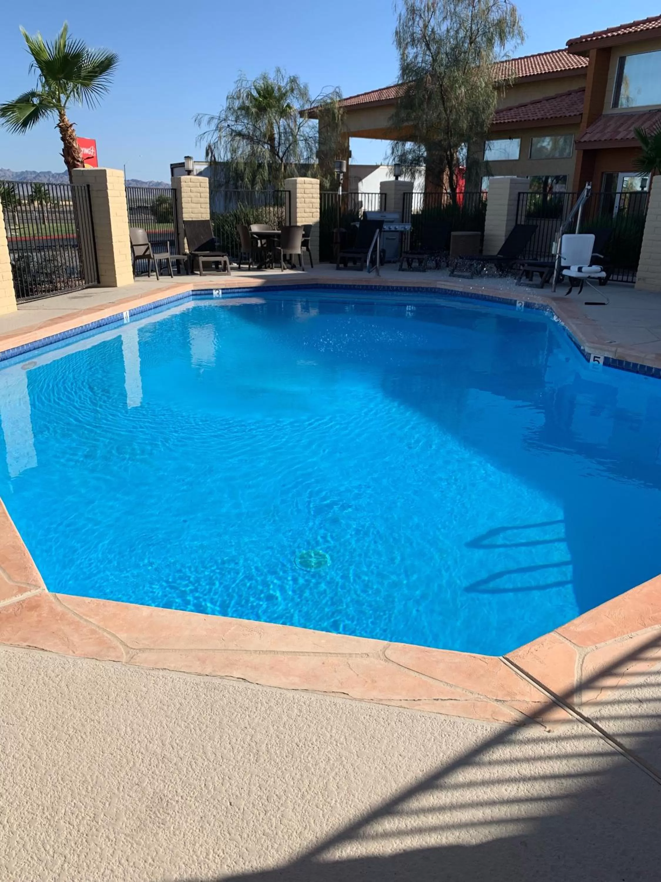Swimming pool in Best Western Desert Oasis