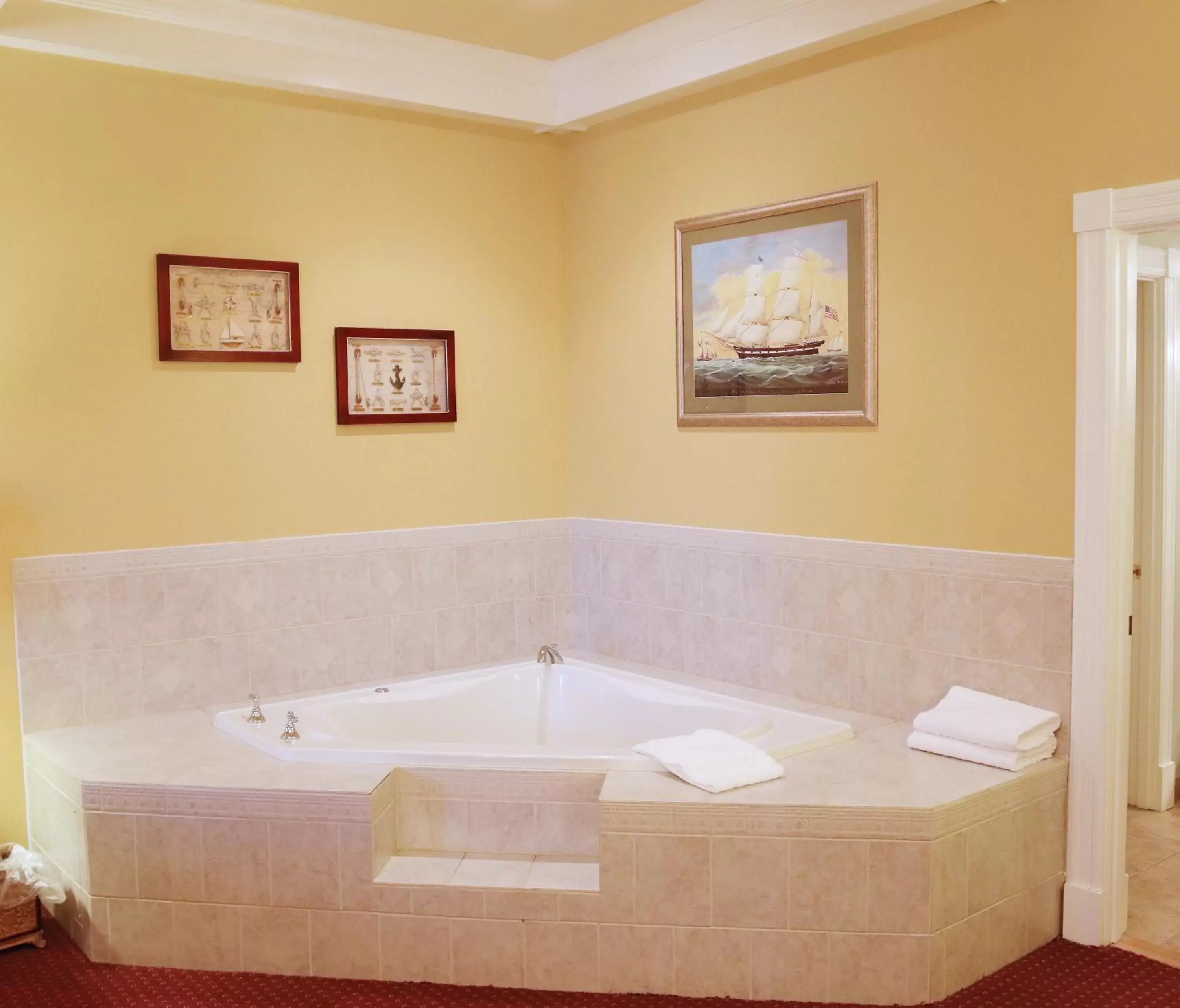 Hot Tub in Best Western White House Inn