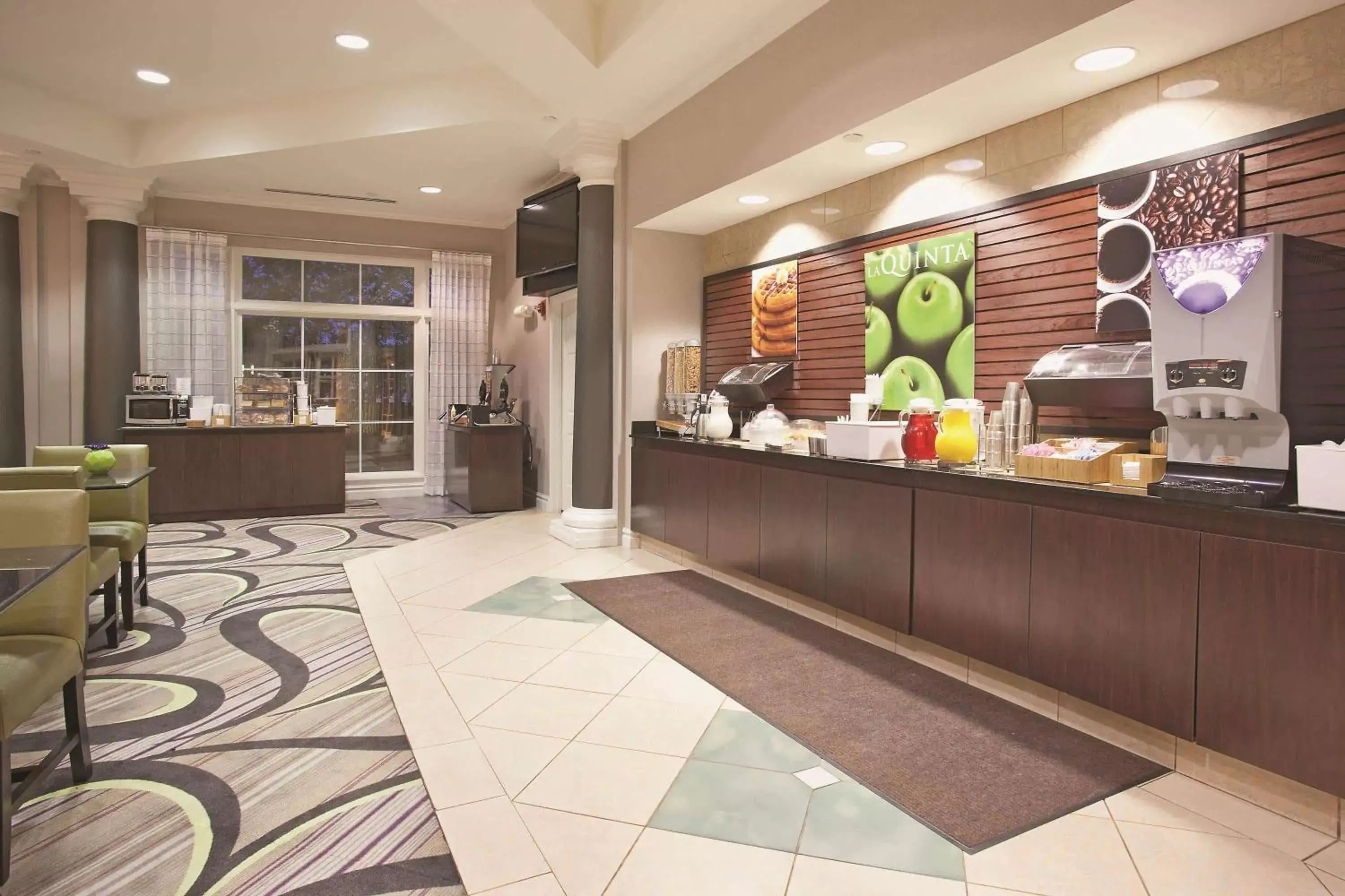 Restaurant/places to eat, Lobby/Reception in La Quinta by Wyndham Pueblo