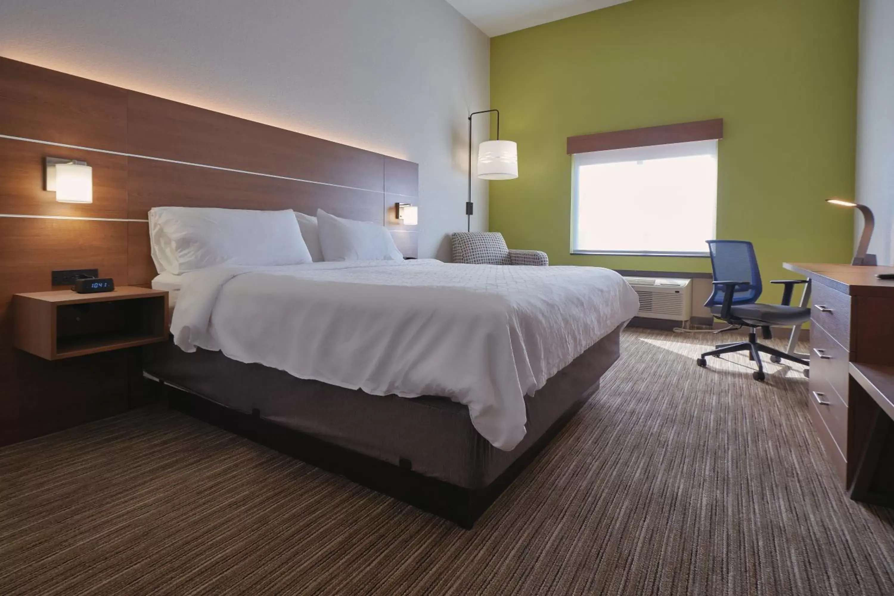 Bed in Holiday Inn Express Hotel and Suites Akron South-Airport Area, an IHG Hotel