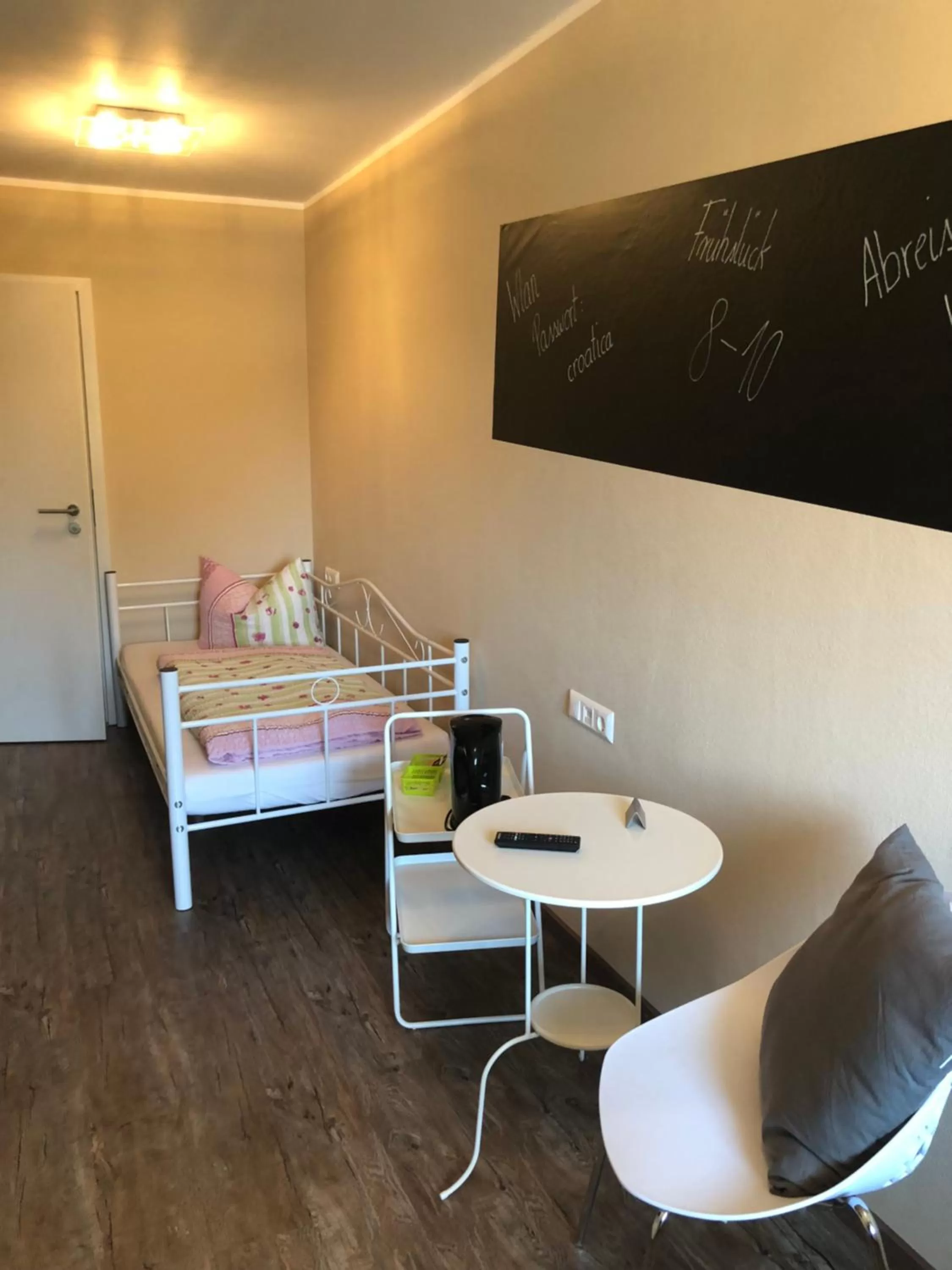 Photo of the whole room, Bed in Motel Füssen im Allgäu