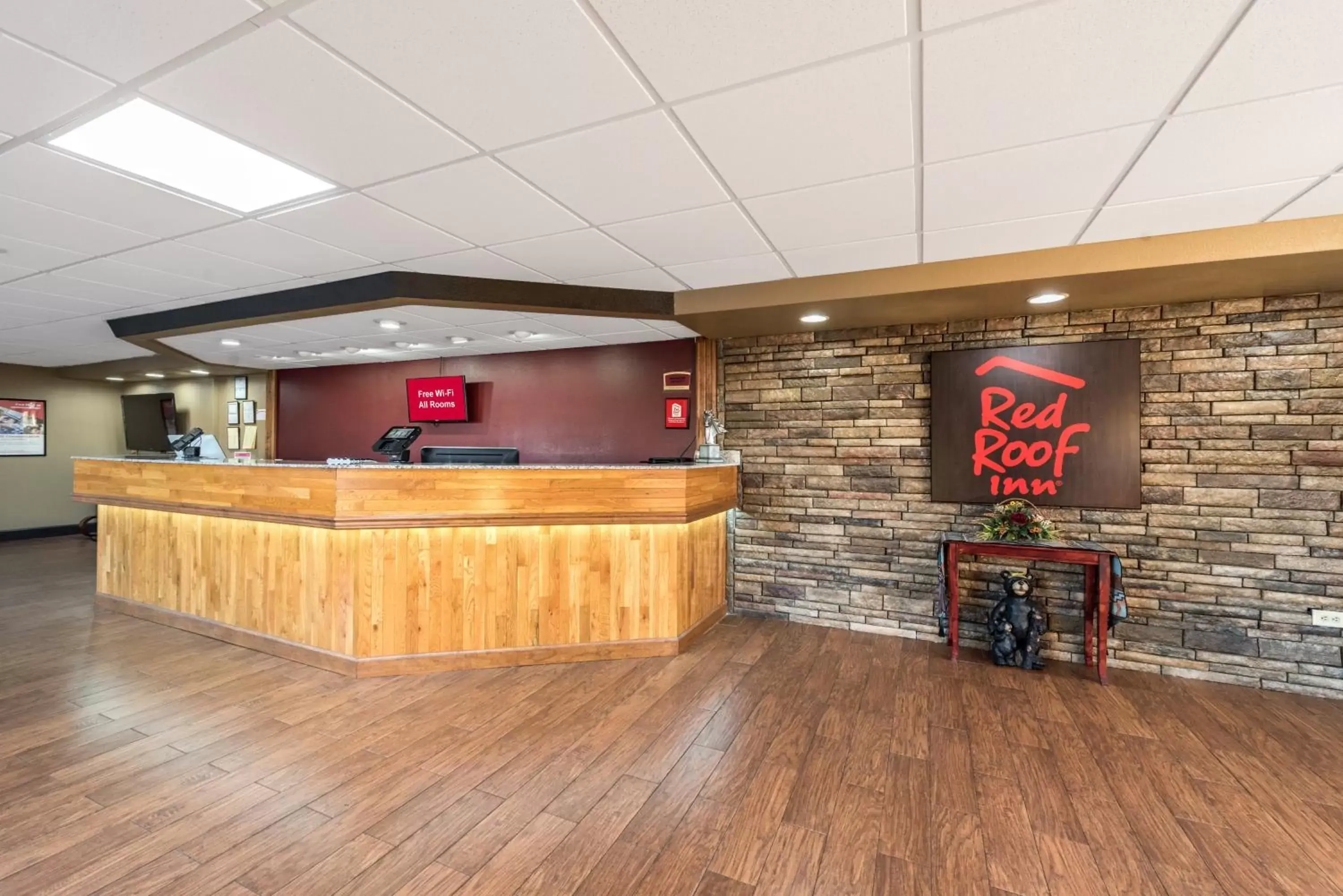 Lobby or reception in Red Roof Inn & Suites Pigeon Forge Parkway Lobby or reception in Red Roof Inn & Suites Pigeon Forge Parkway