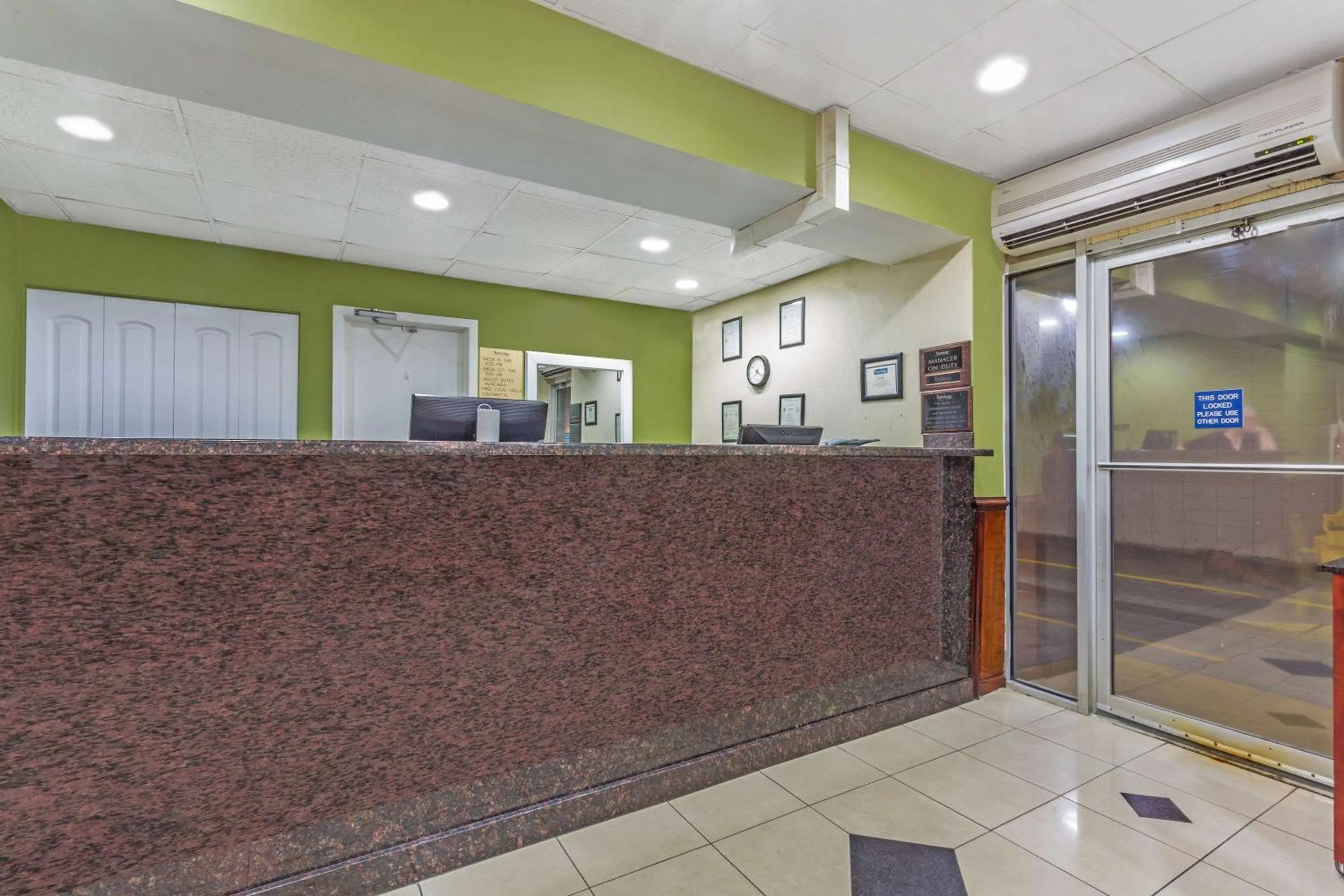 Aquarius Oceanfront Hotel