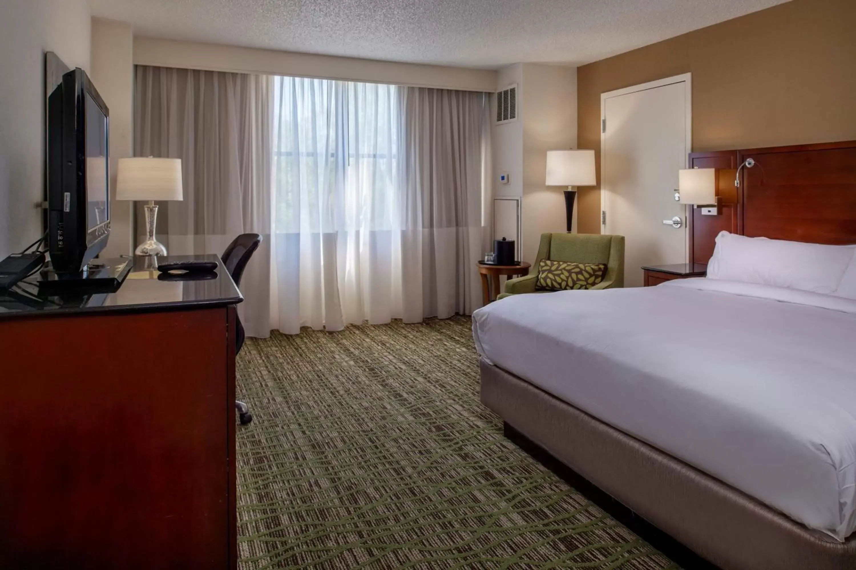 Photo of the whole room, Bed in Marriott St. Louis West