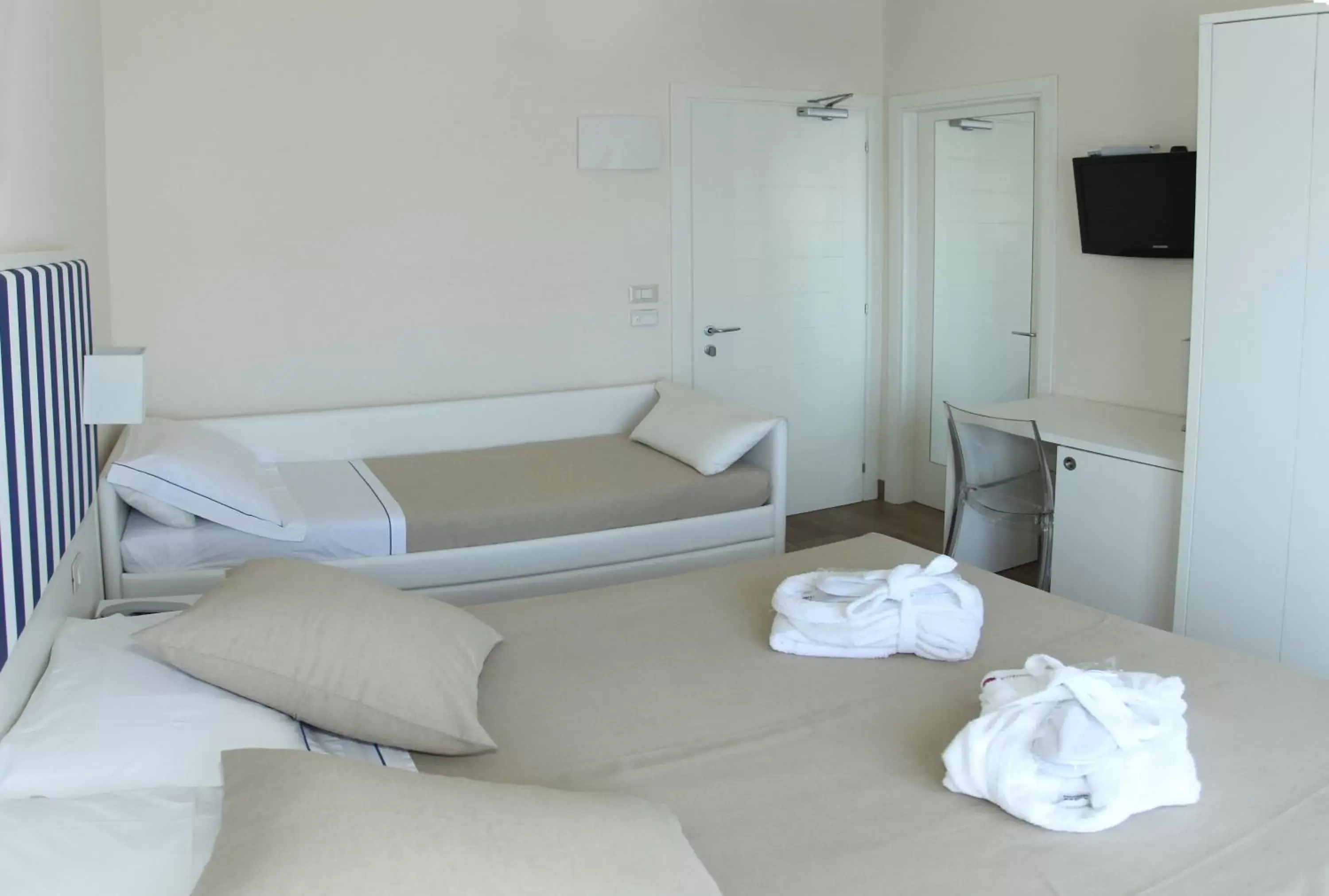 Photo of the whole room, Bed in Mini Hotel