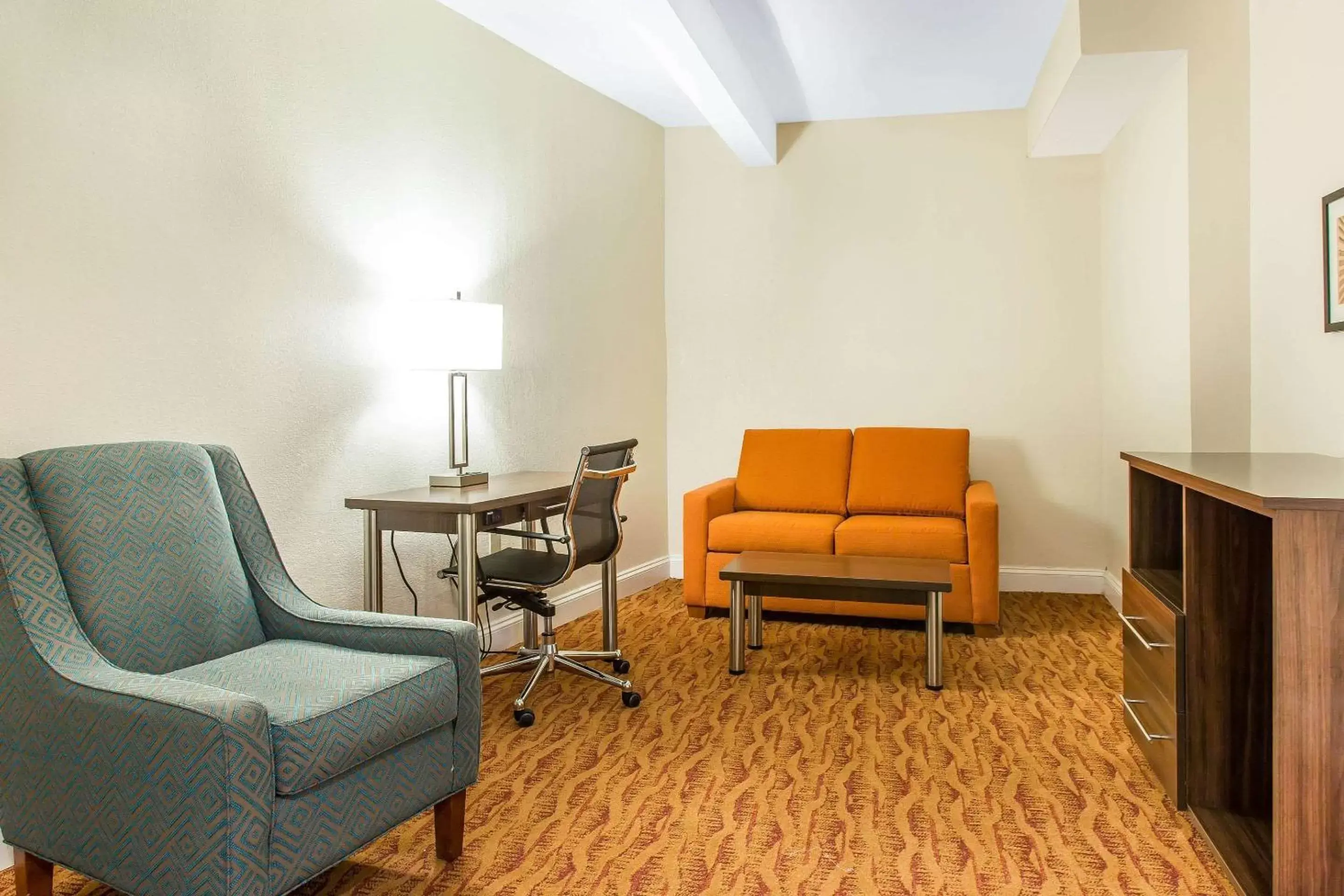 Photo of the whole room, Seating Area in Quality Inn & Suites Middletown - Newport