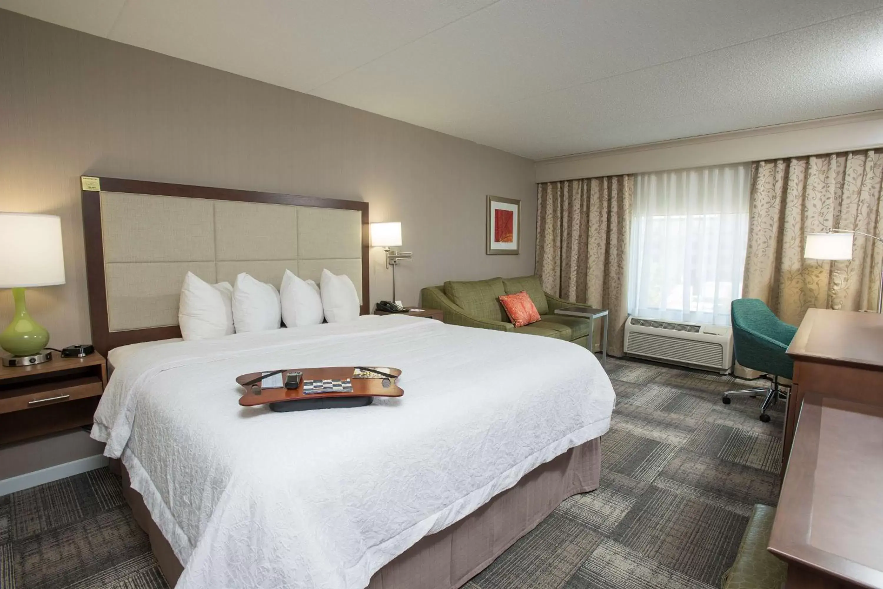 Bedroom, Bed in Hampton Inn & Suites Cincinnati-Union Centre