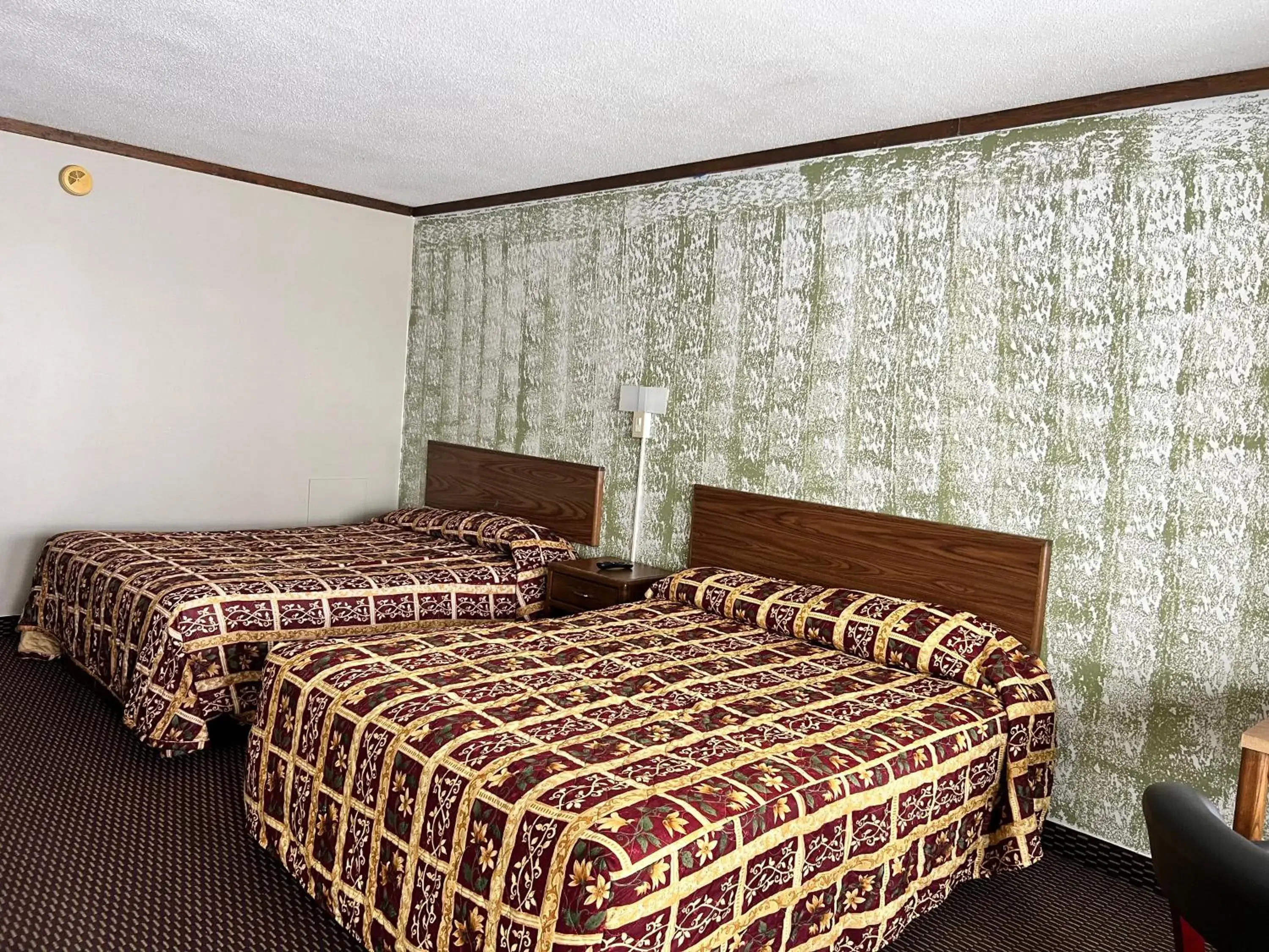 Photo of the whole room, Bed in Devils Lake Inn