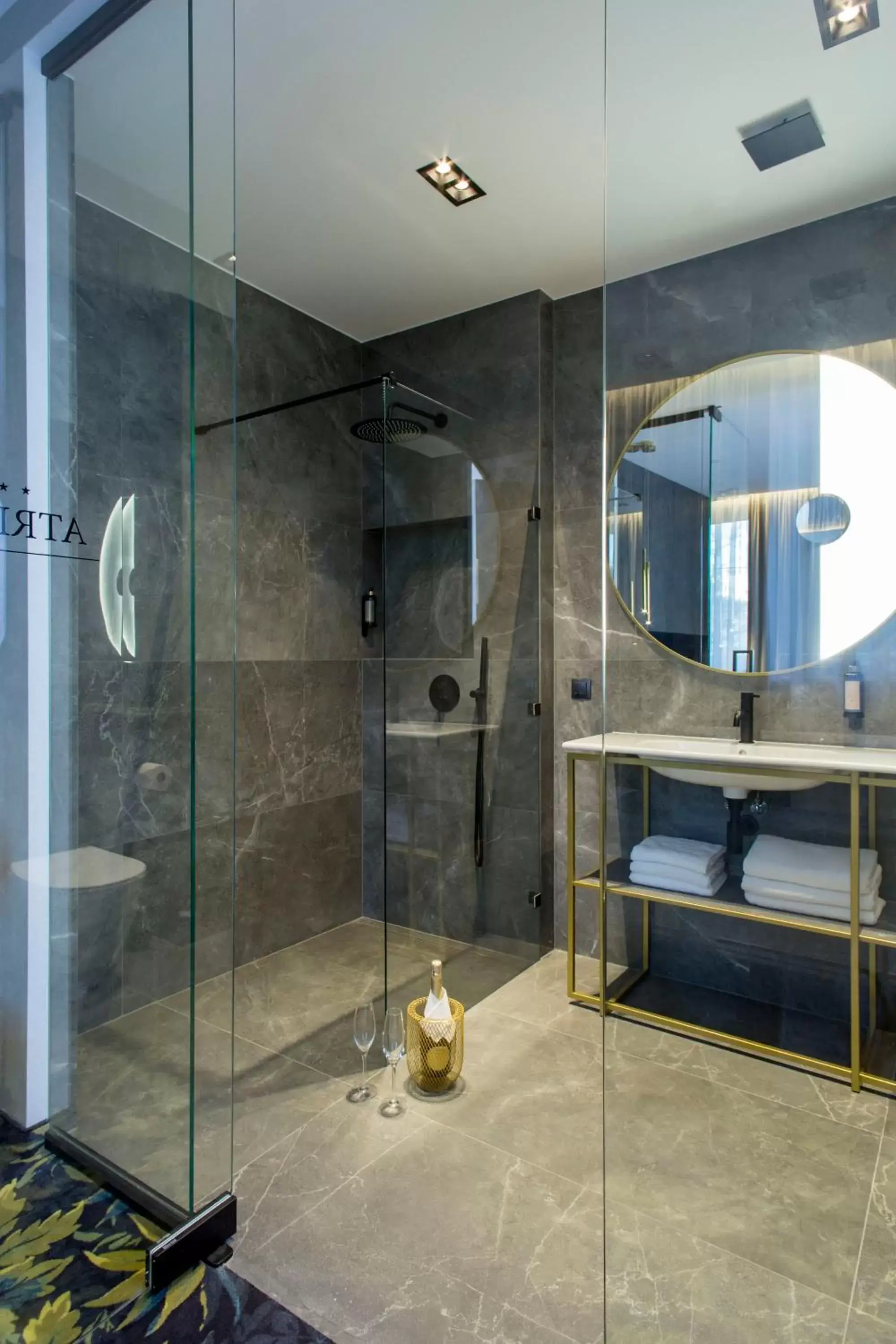 Shower, Bathroom in Hotel Atrium