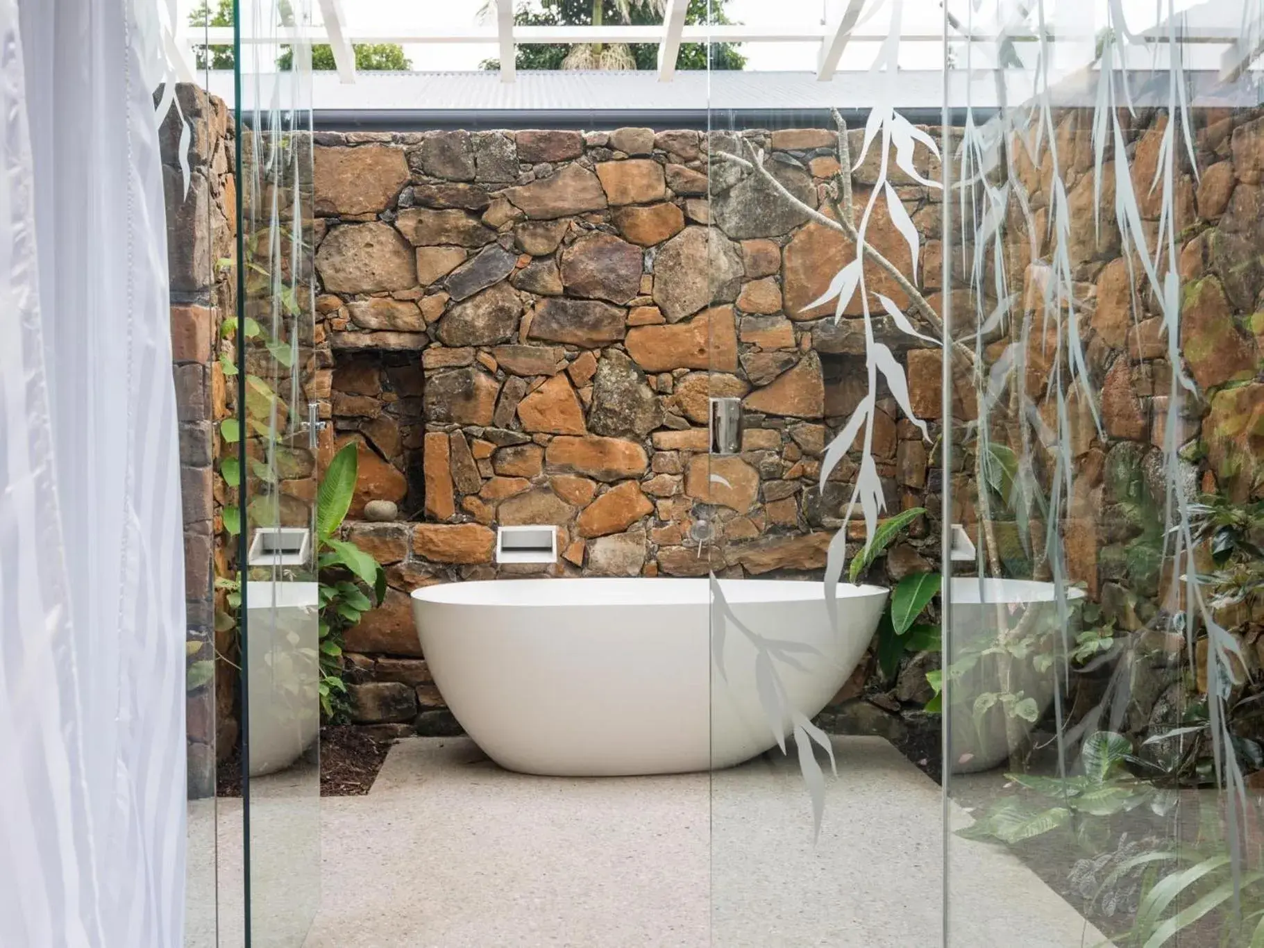 Hot Tub, Bathroom in Buhwi Bira Byron Bay - Studio