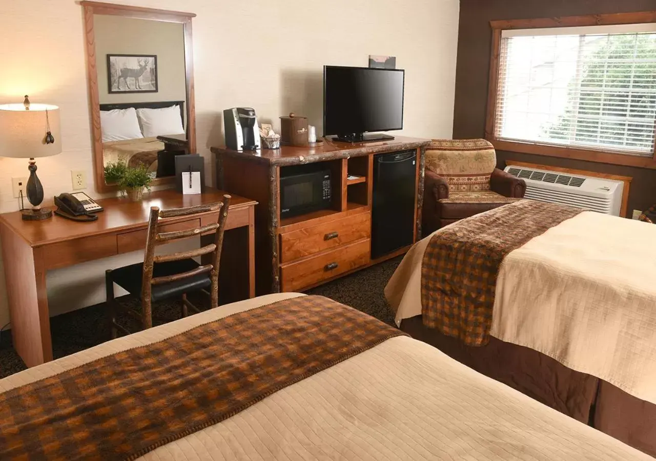 TV and multimedia, Bed in Stoney Creek Hotel St. Joseph
