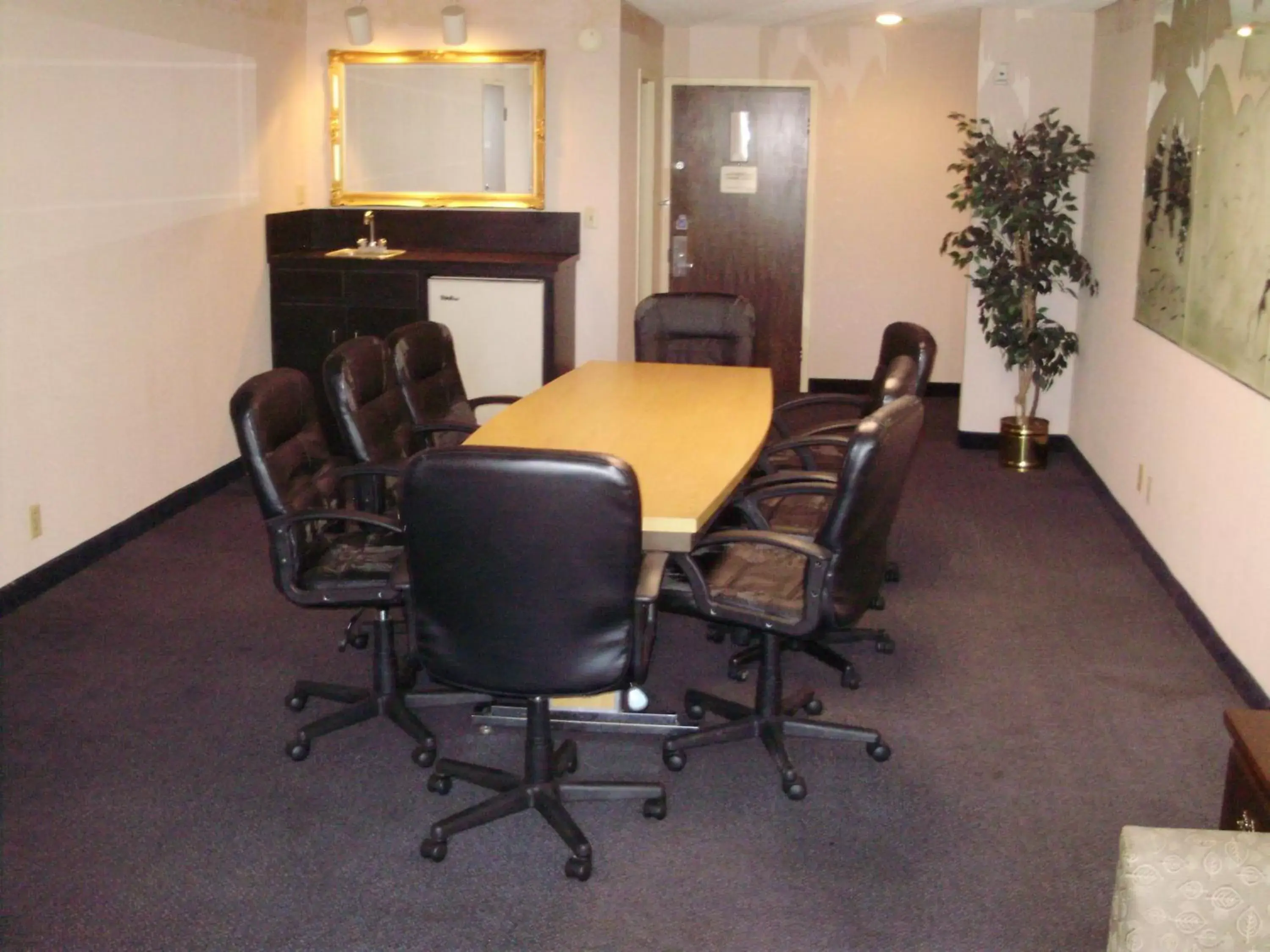 Business Area/Conference Room in Trade Winds Central Inn