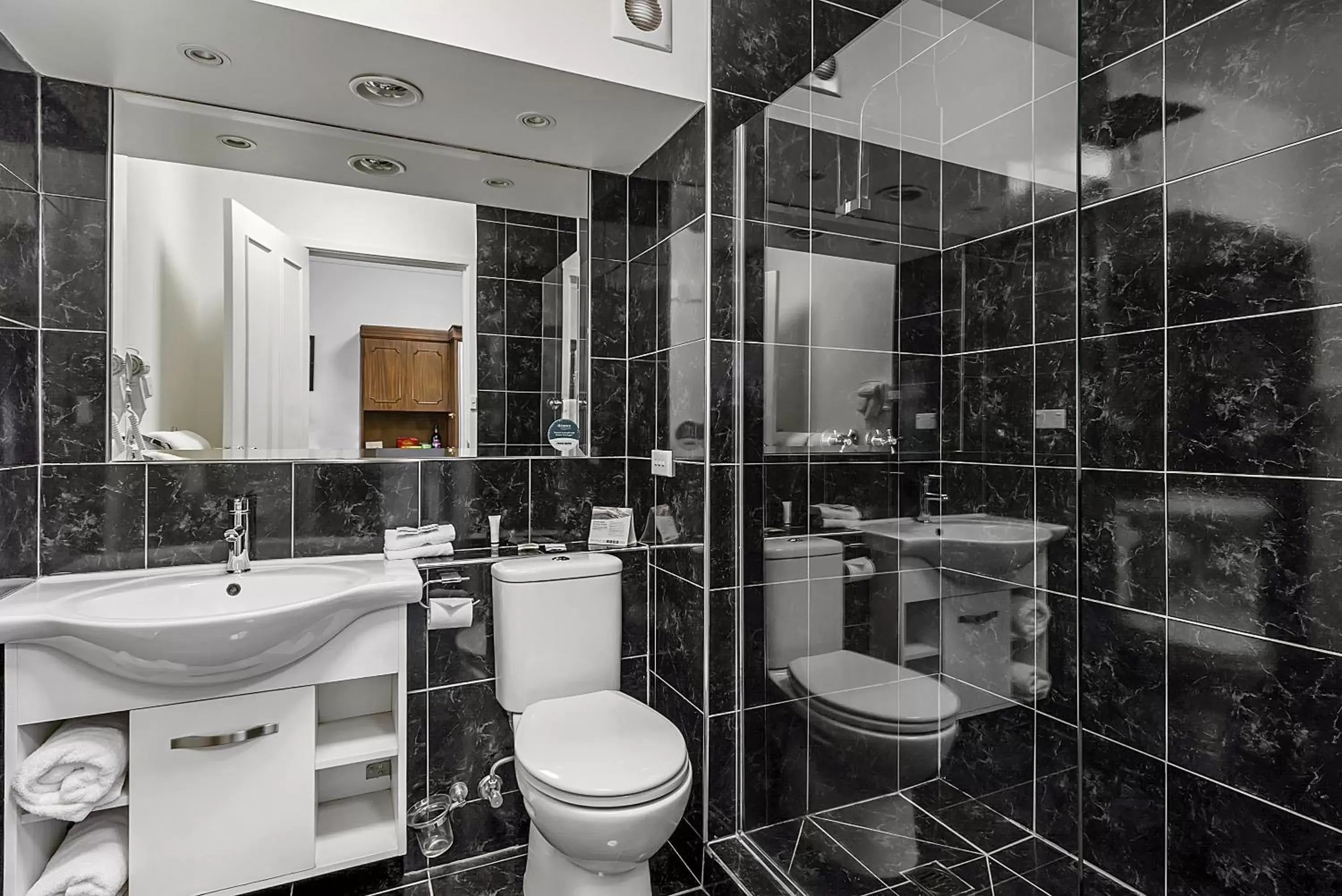 Shower, Bathroom in Quality Hotel Colonial Launceston
