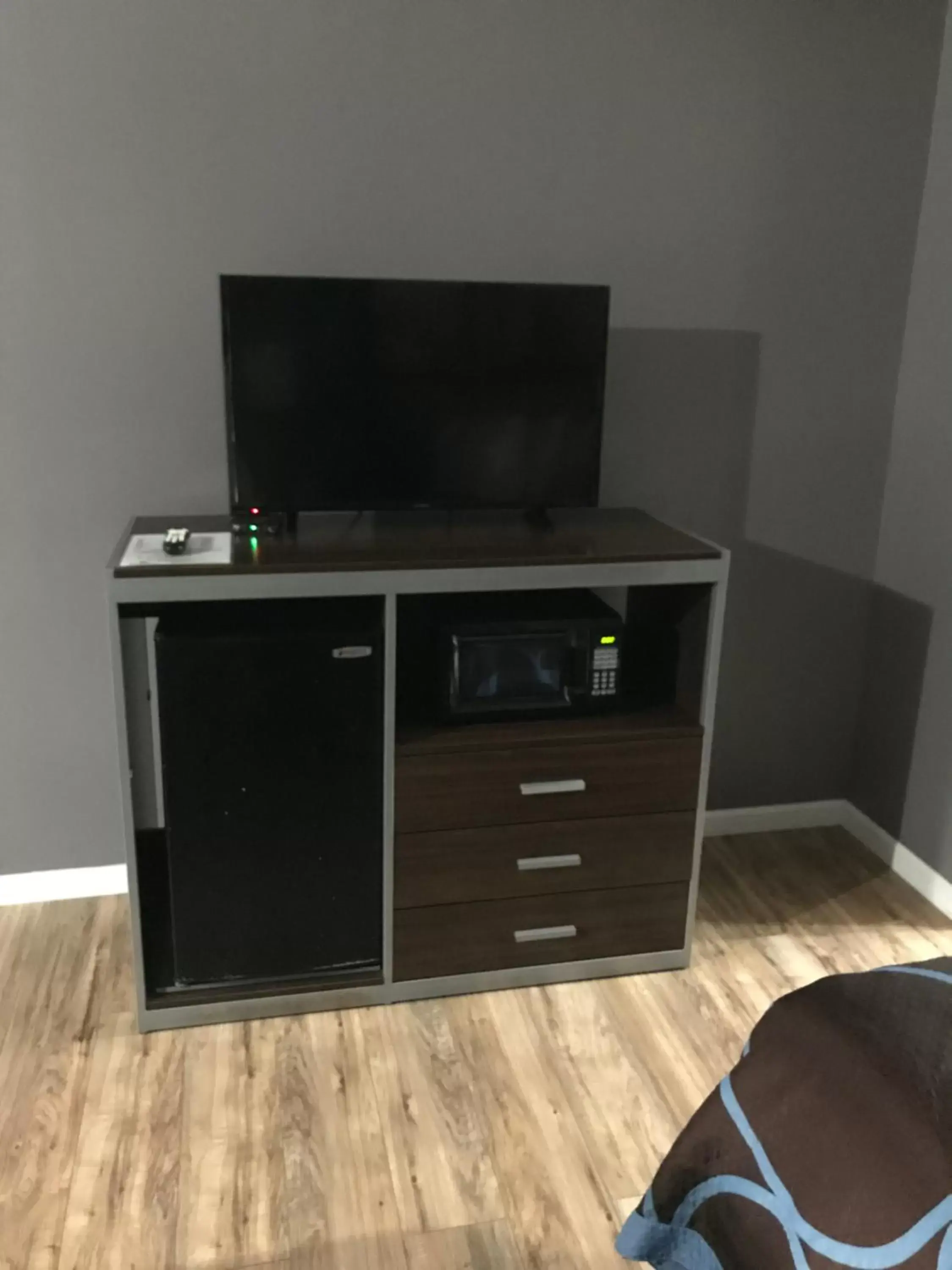 TV and multimedia, TV/Entertainment Center in Super 8 by Wyndham Slidell
