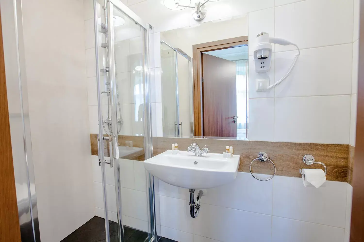 Shower, Bathroom in Hotel Diament Plaza Gliwice