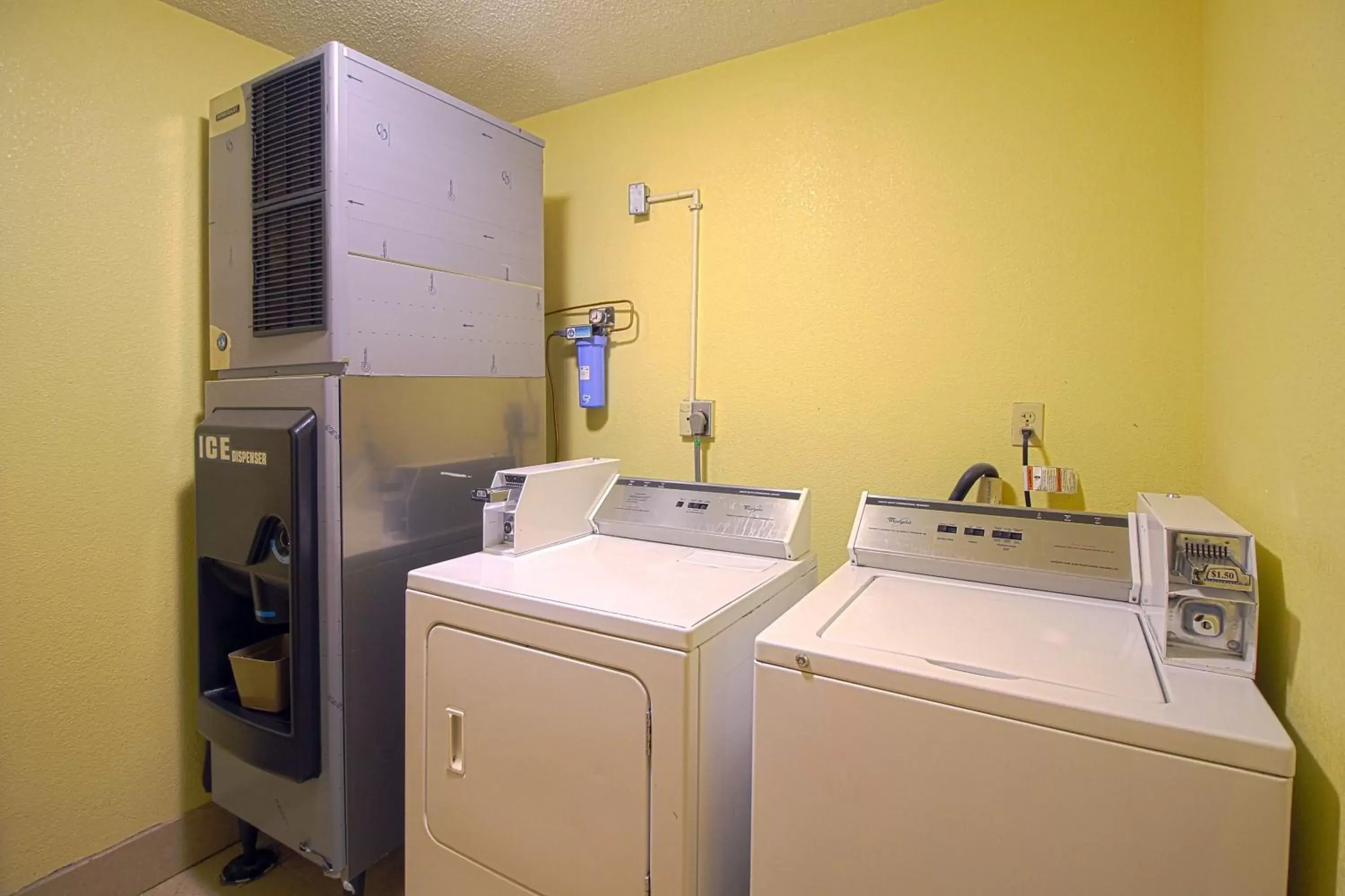 laundry, Kitchen/Kitchenette in Geneva Motel Inn