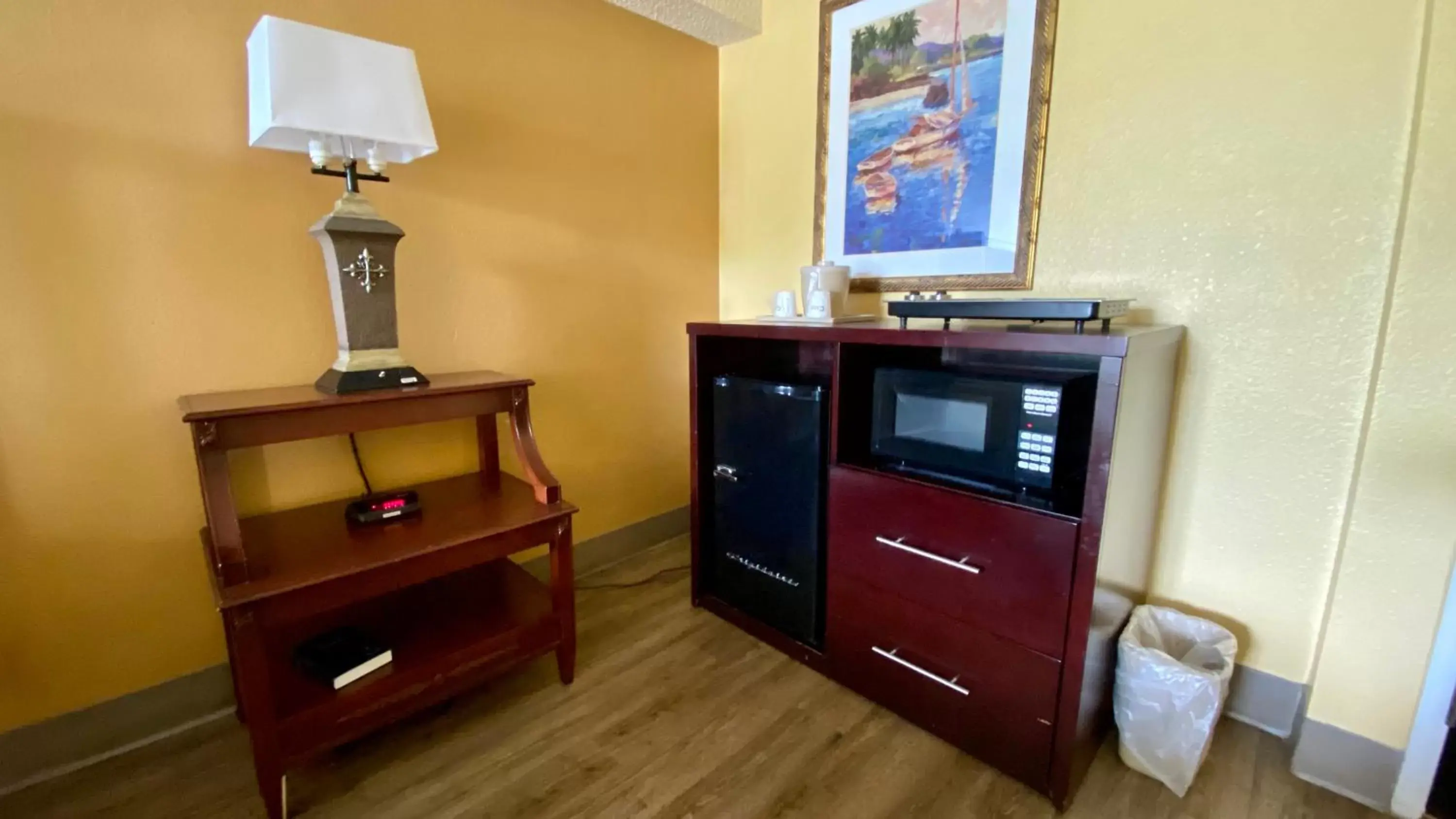 Kitchen or kitchenette, TV/Entertainment Center in Floridian Express International Drive