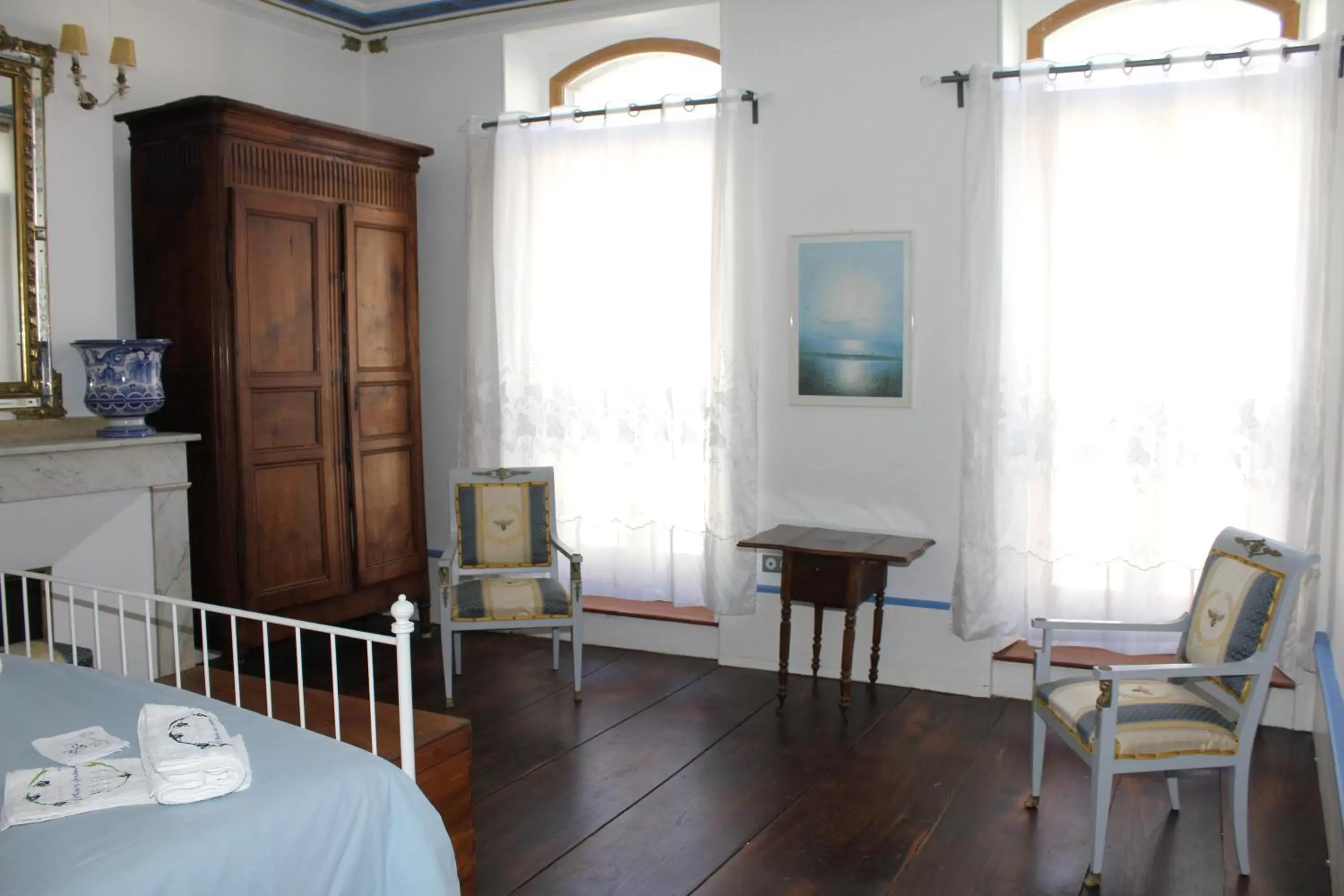 Photo of the whole room, TV/Entertainment Center in L'Enclos des Jacobins