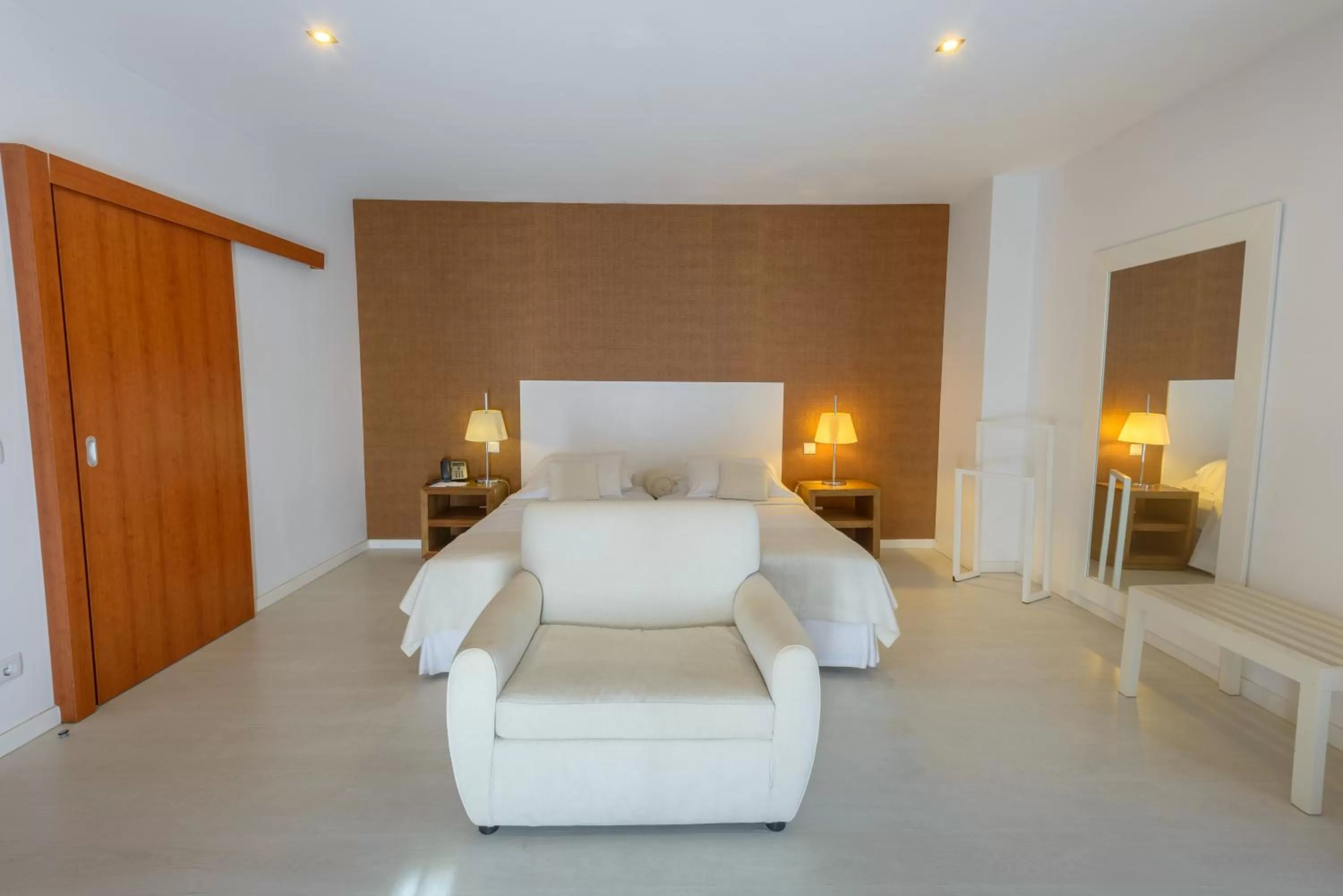 Facility for disabled guests, Bed in Amazonia Estoril Hotel