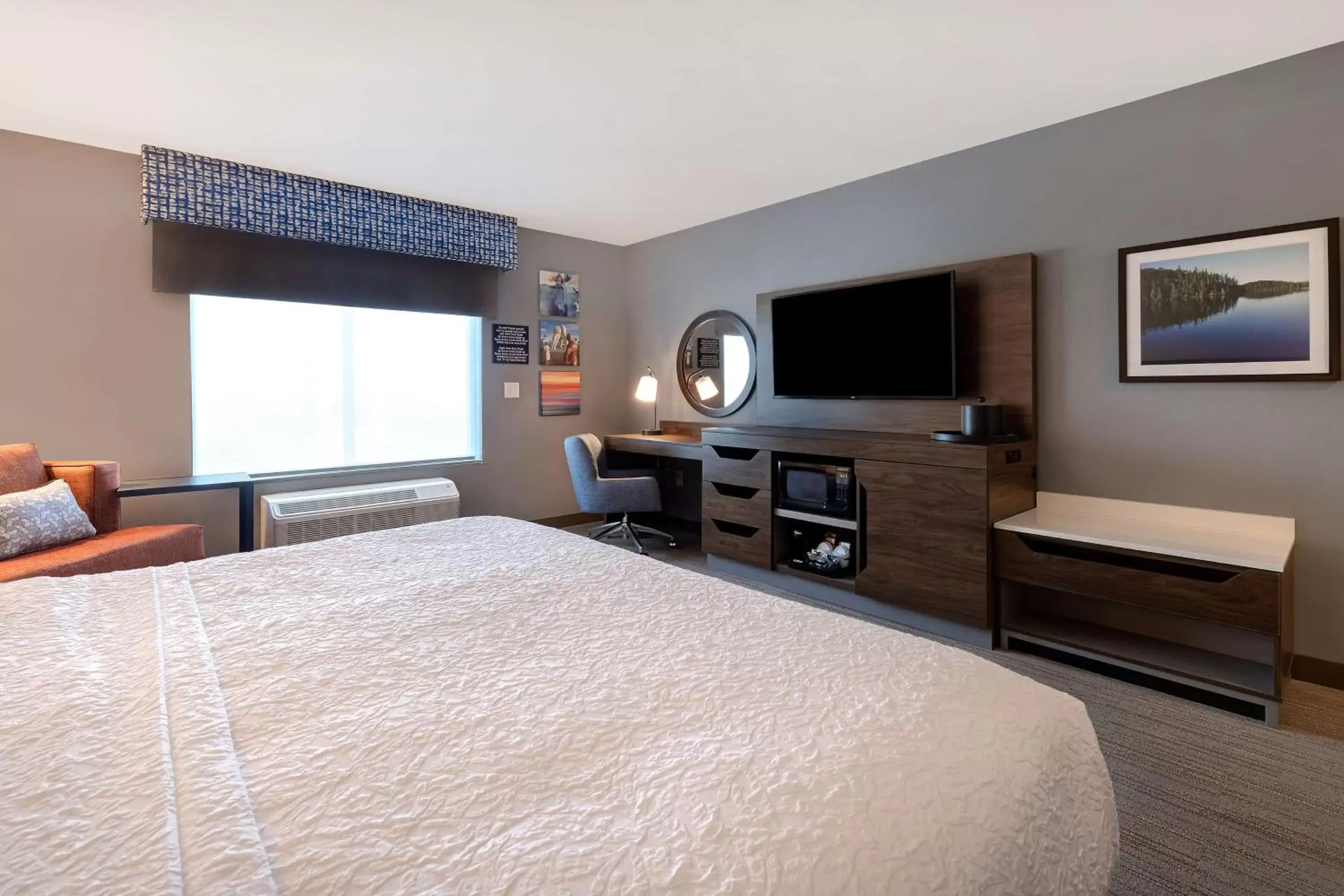 Bedroom, Bed in Hampton Inn Crown Point, In