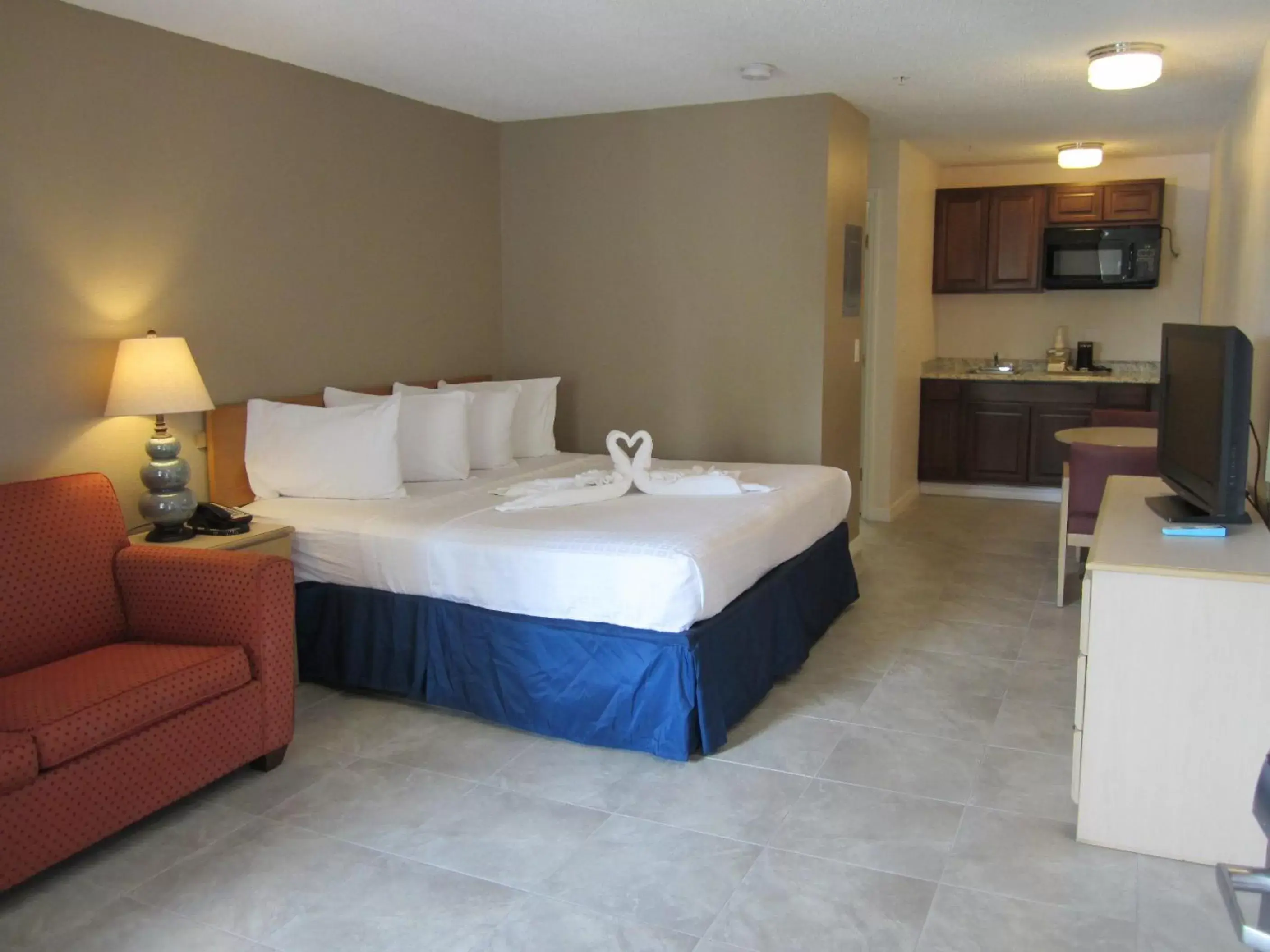 Photo of the whole room, Bed in Lantern Inn & Suites - Sarasota