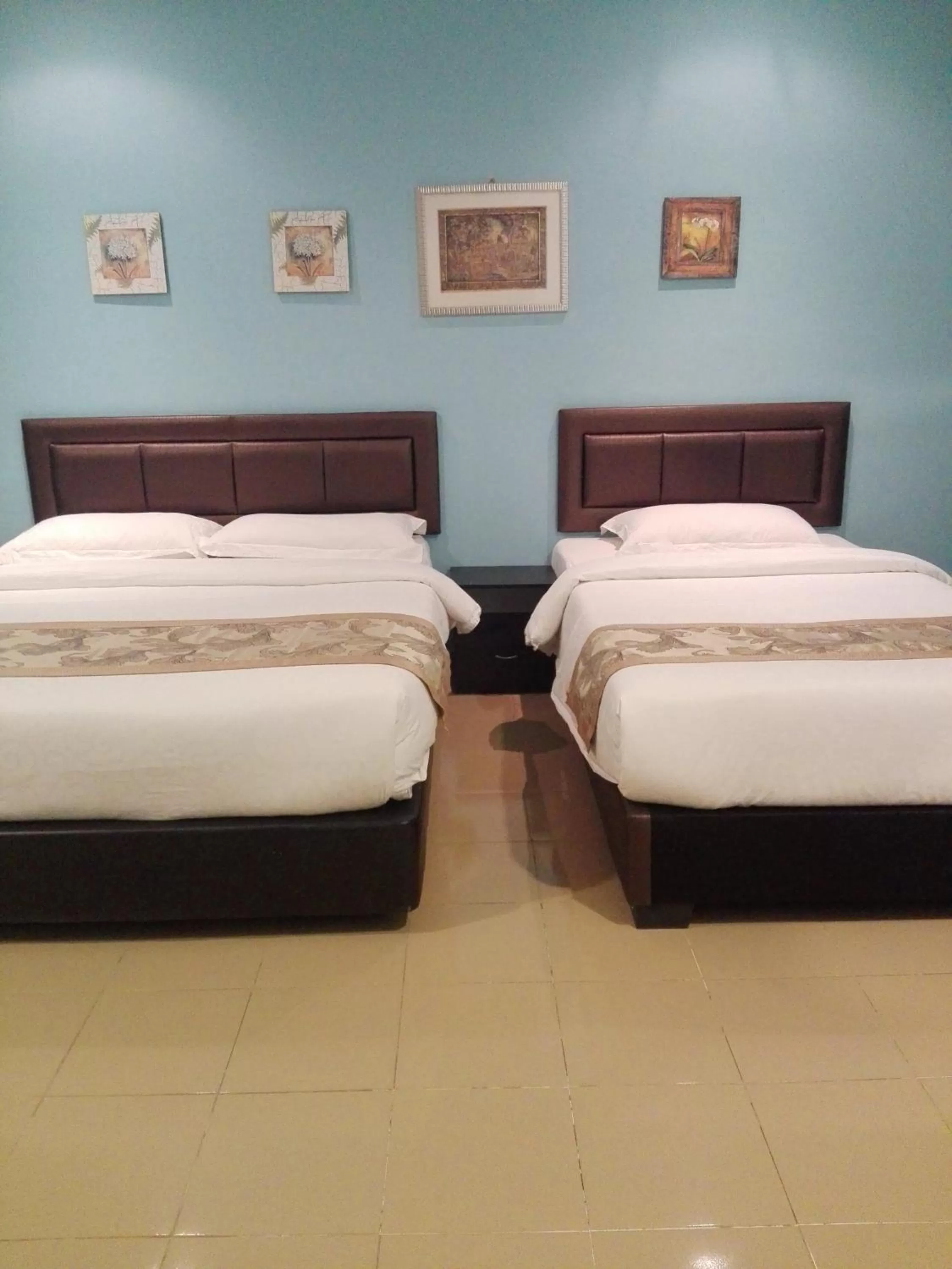 Photo of the whole room, Bed in TIONG HUA HOTEL