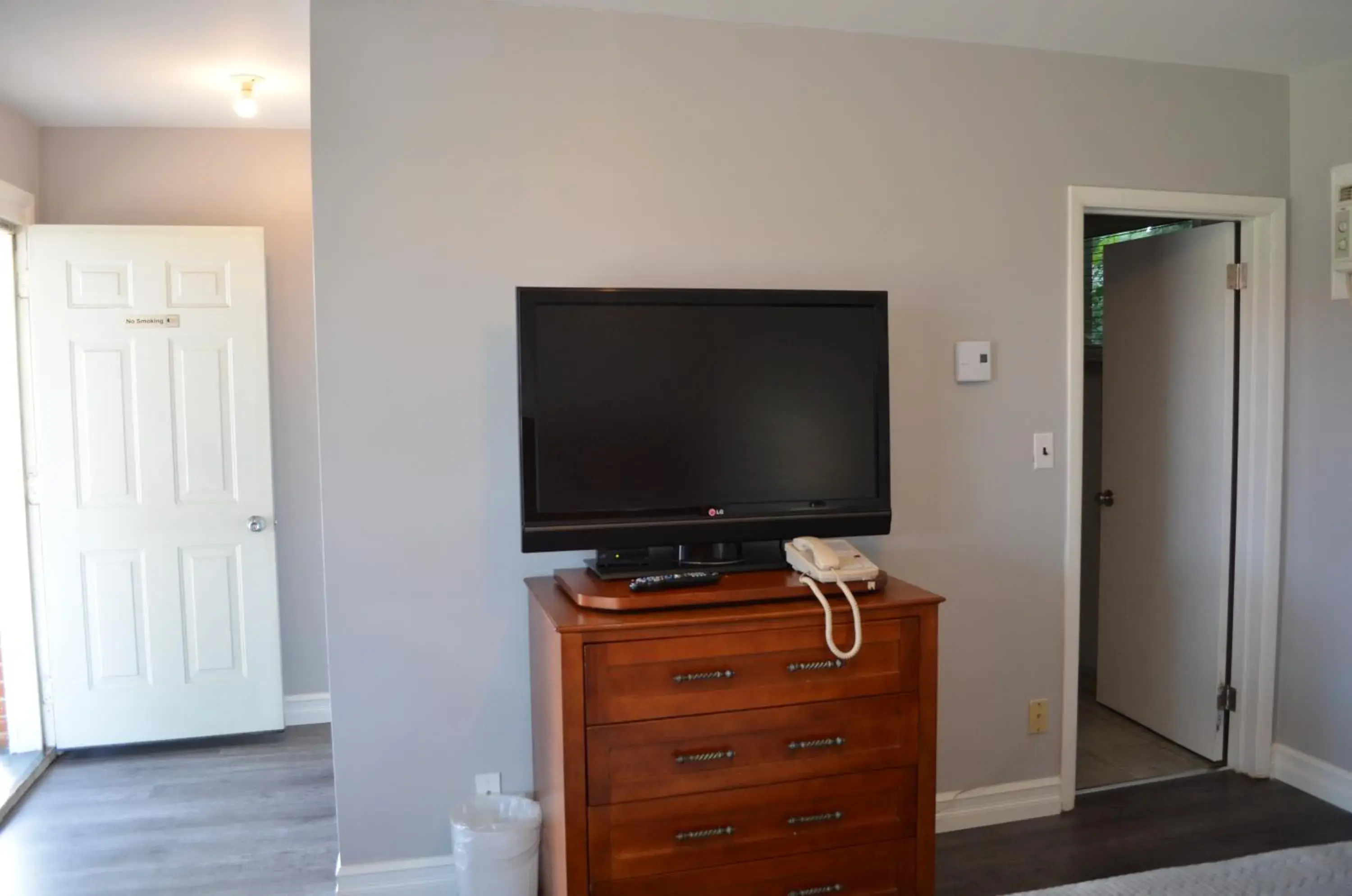 Bedroom, TV/Entertainment Center in Studio 1 Motel