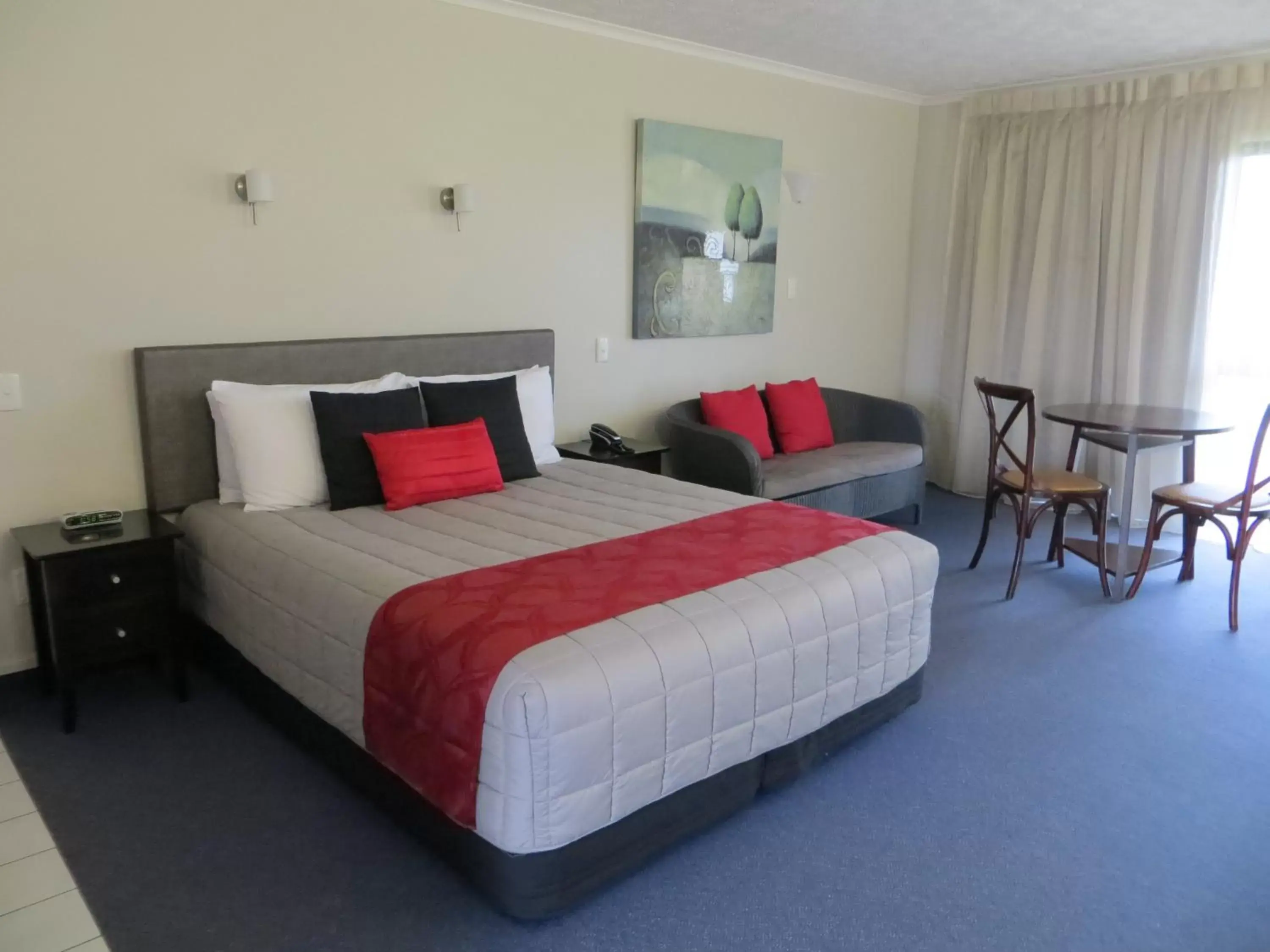 Living room, Bed in Harbour View Motel on Ahuriri Beach in Napier NZ with sea view suites Living room, Bed in Harbour View Motel on Ahuriri Beach in Napier NZ with sea view suites