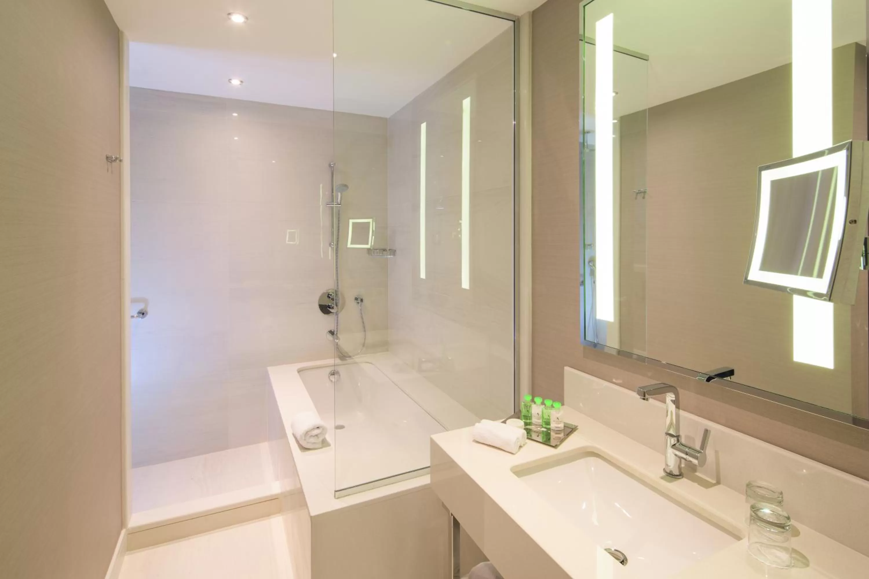 Shower in Mövenpick Istanbul Hotel Golden Horn