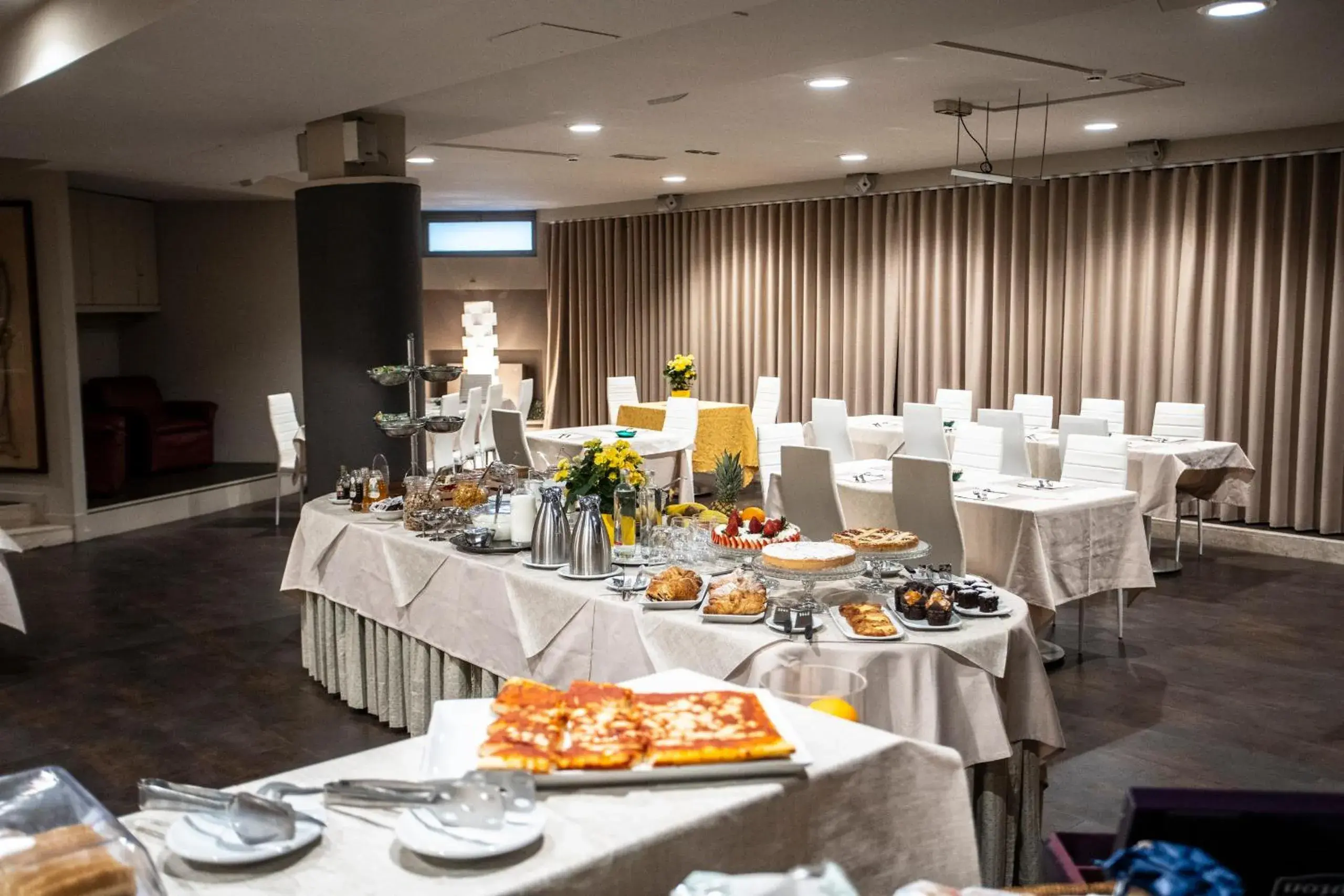 Restaurant/places to eat, Banquet Facilities in Hotel Delta